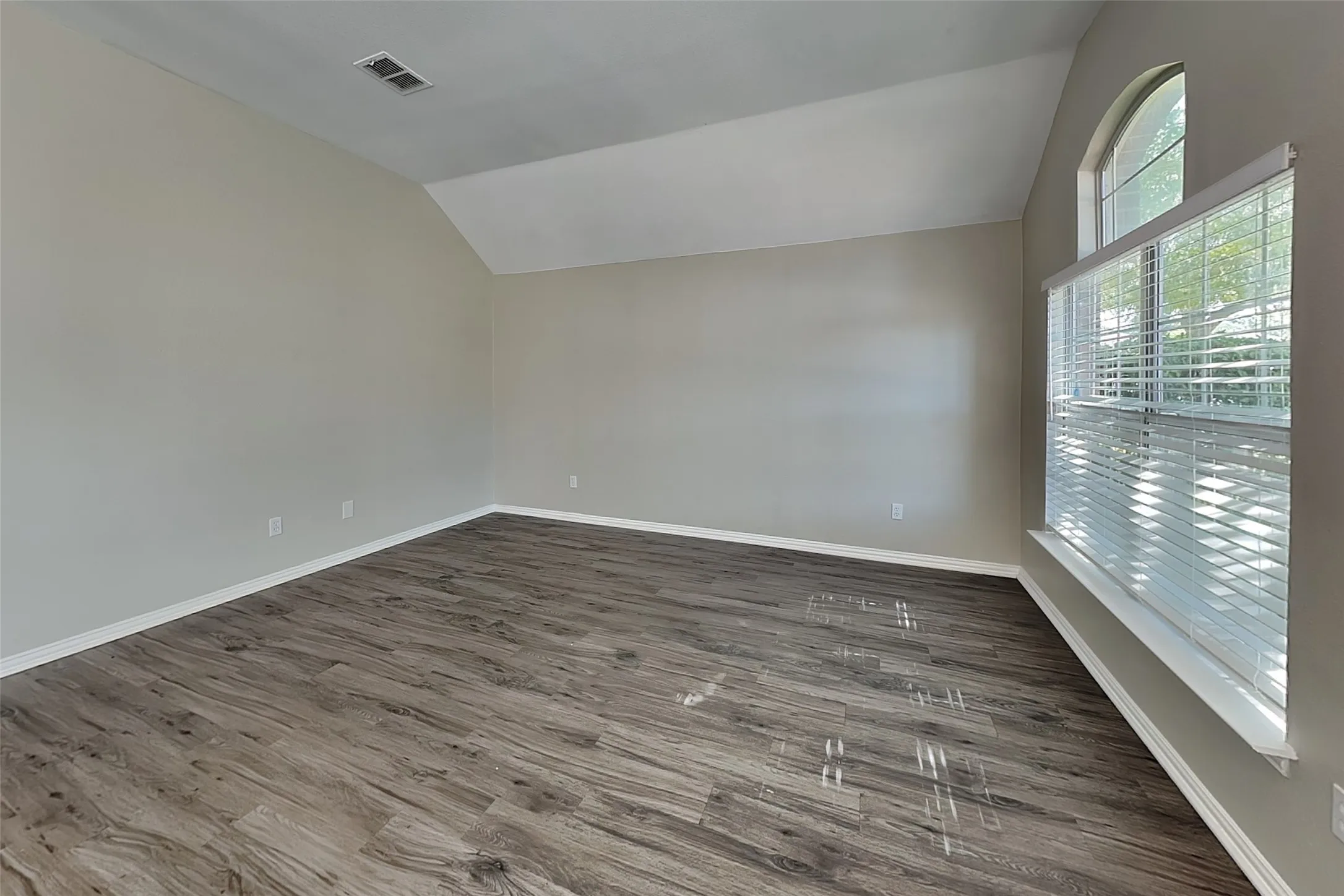 Single Family Residence For Rent in Denton County , 2105 Peacock Lane, Corinth, Texas 76210, 4 Bedroom, 2 Bathroom, 2 Garage spaces, 2,374 Sqft, built in 1999, mls#21367278, Real Estate Agent in Corinth, Homes For Rent in Denton county, Homes For Rent in Corinth, Realtor in Corinth Texas, Real Estate Brokerage Independent Realty Texas, Luminita Cordes Realtor