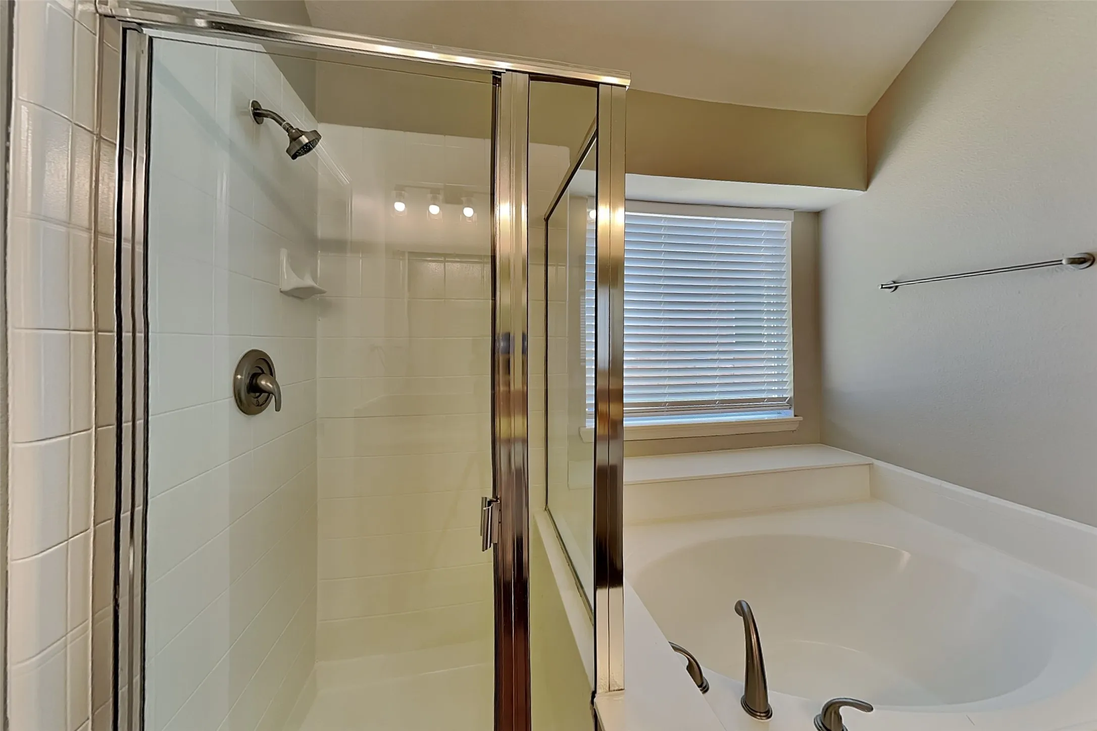 Single Family Residence For Rent in Denton County , 2105 Peacock Lane, Corinth, Texas 76210, 4 Bedroom, 2 Bathroom, 2 Garage spaces, 2,374 Sqft, built in 1999, mls#21367278, Real Estate Agent in Corinth, Homes For Rent in Denton county, Homes For Rent in Corinth, Realtor in Corinth Texas, Real Estate Brokerage Independent Realty Texas, Luminita Cordes Realtor