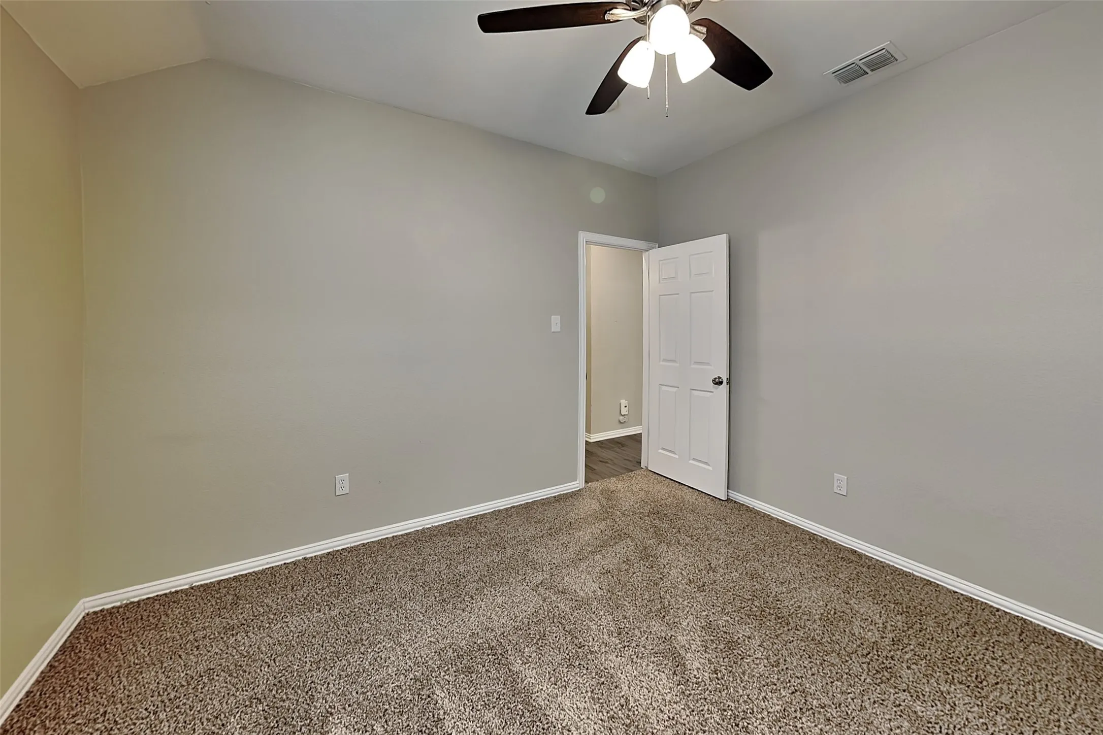 Single Family Residence For Rent in Denton County , 2105 Peacock Lane, Corinth, Texas 76210, 4 Bedroom, 2 Bathroom, 2 Garage spaces, 2,374 Sqft, built in 1999, mls#21367278, Real Estate Agent in Corinth, Homes For Rent in Denton county, Homes For Rent in Corinth, Realtor in Corinth Texas, Real Estate Brokerage Independent Realty Texas, Luminita Cordes Realtor