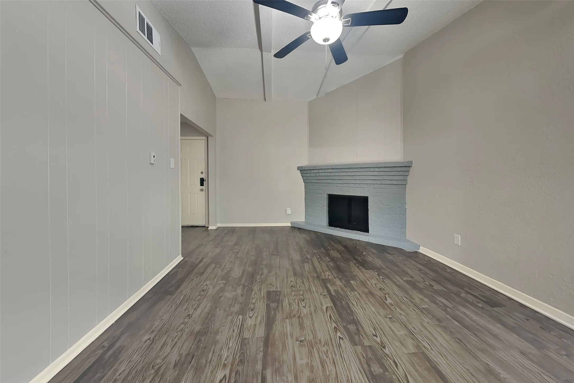 Single Family Residence For Rent in Dallas County , 622 W Springdale Lane, Grand Prairie, Texas 75052, 3 Bedroom, 2 Bathroom, 2 Garage spaces, 1,247 Sqft, built in 1969, mls#21367281, Real Estate Agent in Grand Prairie, Homes For Rent in Dallas county, Homes For Rent in Grand Prairie, Realtor in Grand Prairie Texas, Real Estate Brokerage Independent Realty Texas, Luminita Cordes Realtor