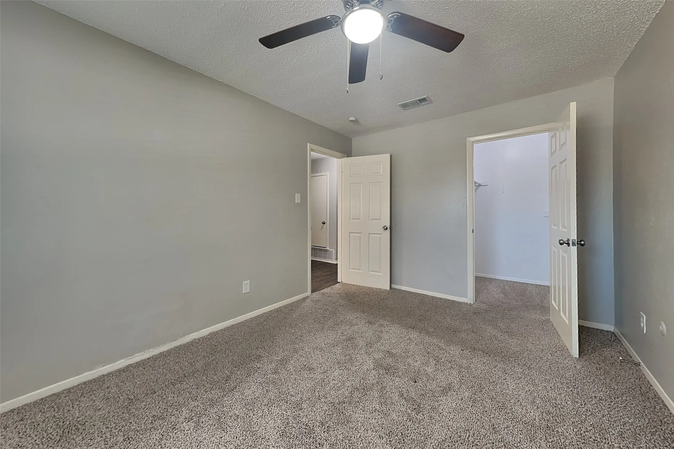 Single Family Residence For Rent in Dallas County , 622 W Springdale Lane, Grand Prairie, Texas 75052, 3 Bedroom, 2 Bathroom, 2 Garage spaces, 1,247 Sqft, built in 1969, mls#21367281, Real Estate Agent in Grand Prairie, Homes For Rent in Dallas county, Homes For Rent in Grand Prairie, Realtor in Grand Prairie Texas, Real Estate Brokerage Independent Realty Texas, Luminita Cordes Realtor