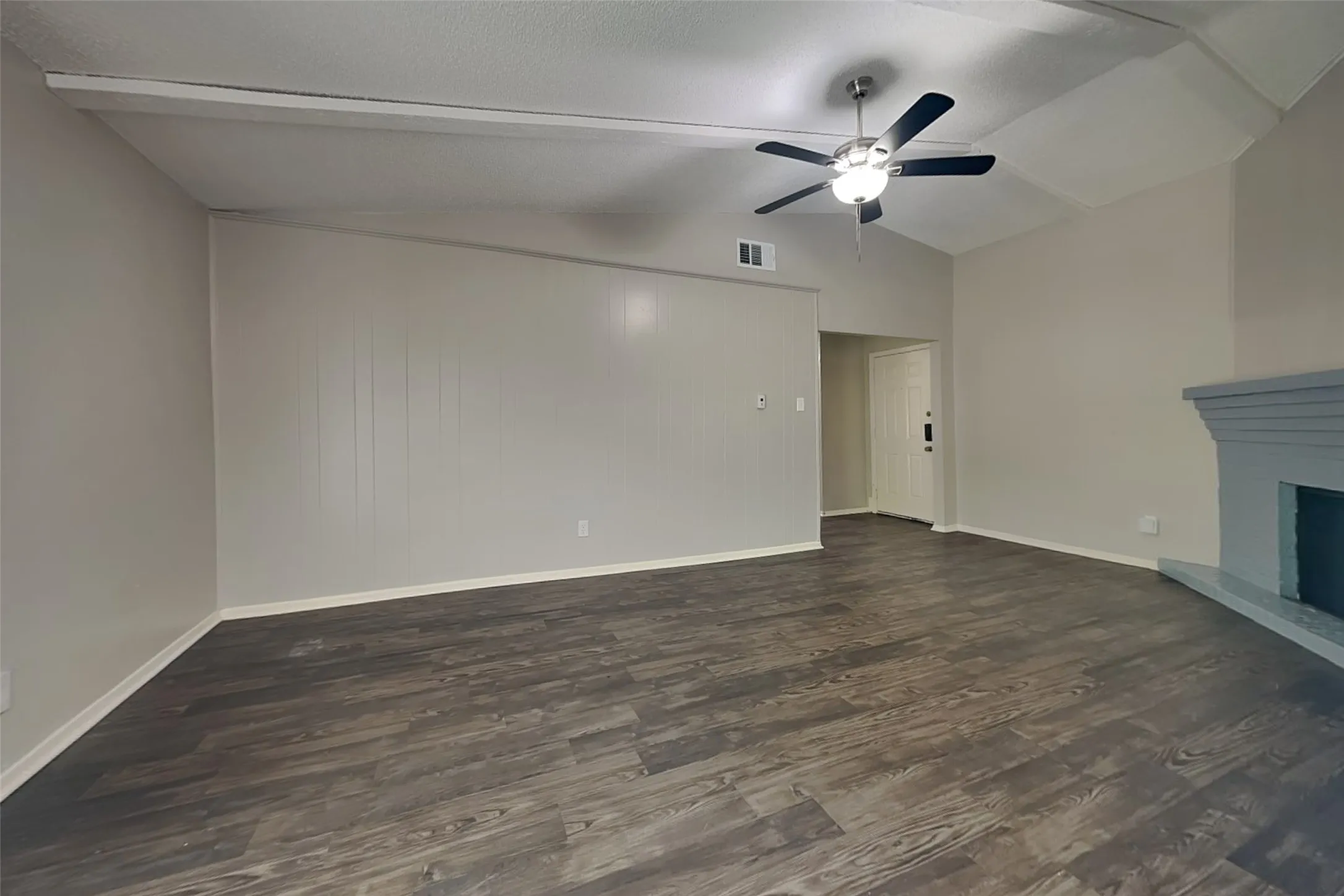 Single Family Residence For Rent in Dallas County , 622 W Springdale Lane, Grand Prairie, Texas 75052, 3 Bedroom, 2 Bathroom, 2 Garage spaces, 1,247 Sqft, built in 1969, mls#21367281, Real Estate Agent in Grand Prairie, Homes For Rent in Dallas county, Homes For Rent in Grand Prairie, Realtor in Grand Prairie Texas, Real Estate Brokerage Independent Realty Texas, Luminita Cordes Realtor