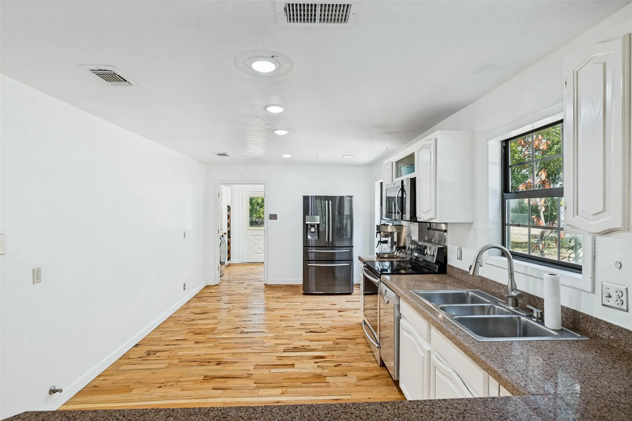 Single Family Residence For Sale in Collin County , 8741 County Road 863, Princeton, Texas 75407, 3 Bedroom, 3 Bathroom, 2 Garage spaces, 1,888 Sqft, built in 1984, mls#21367282, Real Estate Agent in Princeton, Homes For Sale in Collin county, Homes For Sale in Princeton, Realtor in Princeton Texas, Real Estate Brokerage Independent Realty Texas, Luminita Cordes Realtor