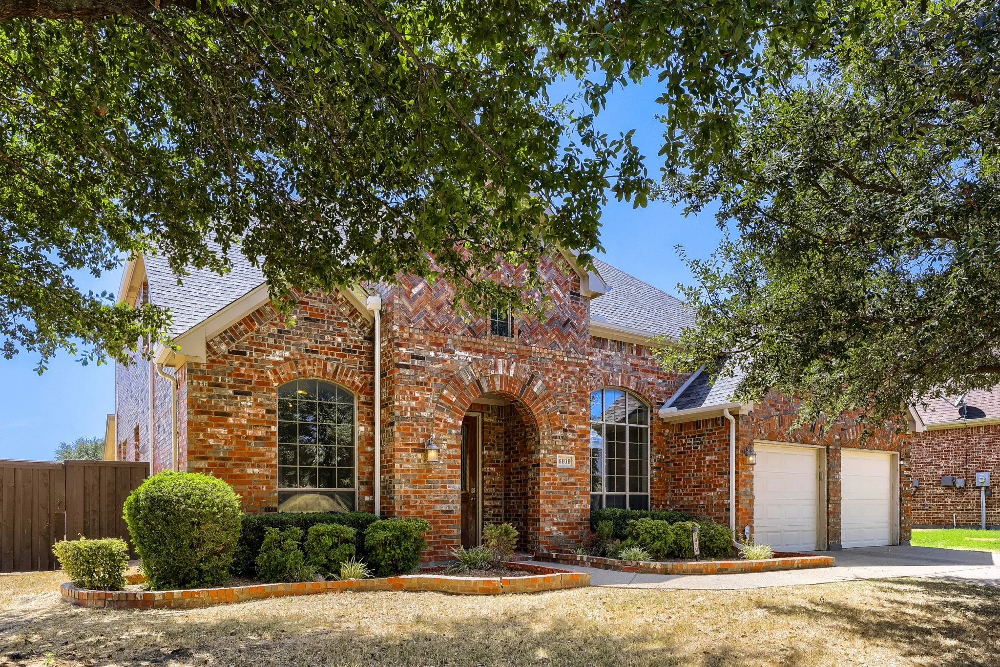 Single Family Residence For Sale in Tarrant County , 6919 Navigation Drive, Grand Prairie, Texas 75054, 5 Bedroom, 2 Bathroom, 2 Garage spaces, 3,288 Sqft, built in 2005, mls#21363943, Real Estate Agent in Grand Prairie, Homes For Sale in Tarrant county, Homes For Sale in Grand Prairie, Realtor in Grand Prairie Texas, Real Estate Brokerage Independent Realty Texas, Luminita Cordes Realtor
