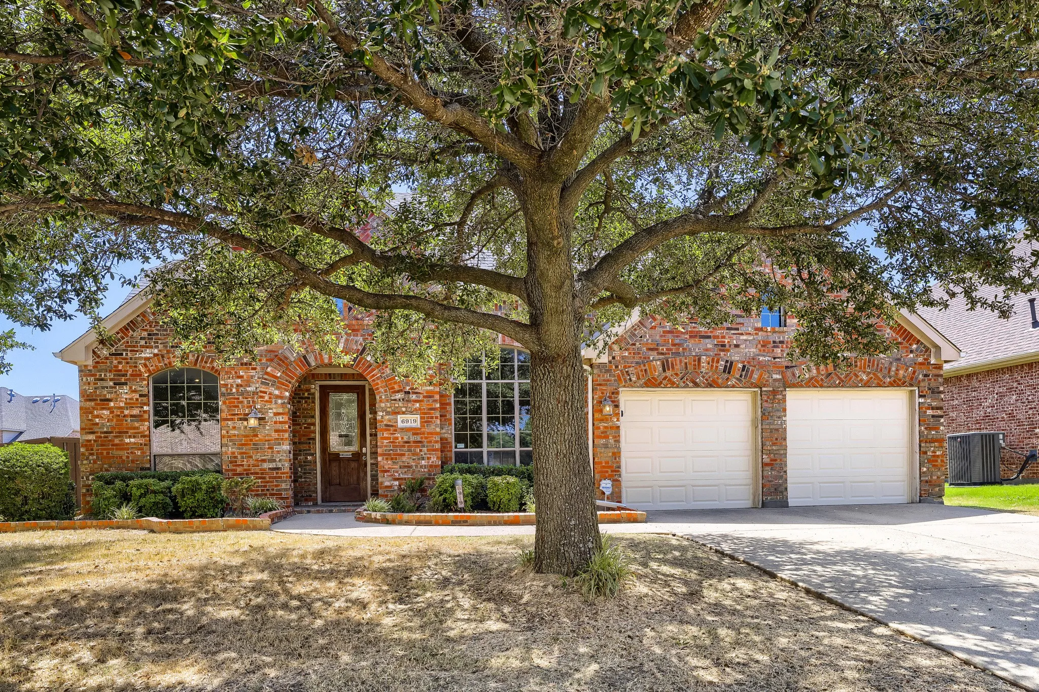 Single Family Residence For Sale in Tarrant County , 6919 Navigation Drive, Grand Prairie, Texas 75054, 5 Bedroom, 2 Bathroom, 2 Garage spaces, 3,288 Sqft, built in 2005, mls#21363943, Real Estate Agent in Grand Prairie, Homes For Sale in Tarrant county, Homes For Sale in Grand Prairie, Realtor in Grand Prairie Texas, Real Estate Brokerage Independent Realty Texas, Luminita Cordes Realtor