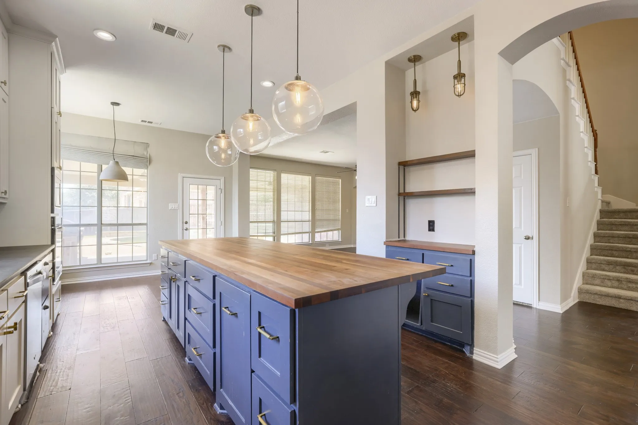 Single Family Residence For Sale in Tarrant County , 6919 Navigation Drive, Grand Prairie, Texas 75054, 5 Bedroom, 2 Bathroom, 2 Garage spaces, 3,288 Sqft, built in 2005, mls#21363943, Real Estate Agent in Grand Prairie, Homes For Sale in Tarrant county, Homes For Sale in Grand Prairie, Realtor in Grand Prairie Texas, Real Estate Brokerage Independent Realty Texas, Luminita Cordes Realtor