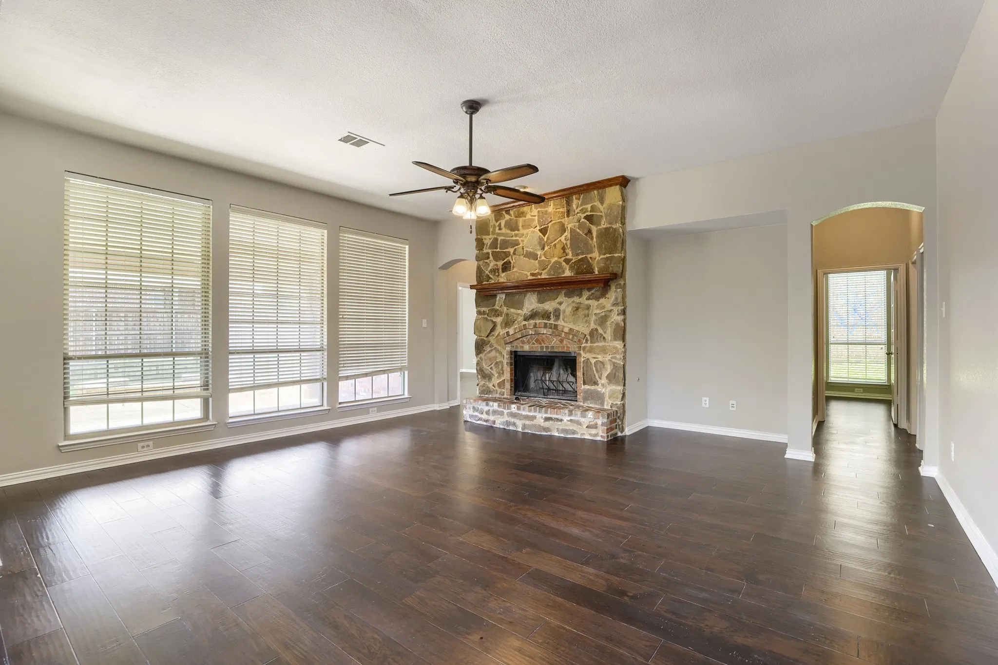 Single Family Residence For Sale in Tarrant County , 6919 Navigation Drive, Grand Prairie, Texas 75054, 5 Bedroom, 2 Bathroom, 2 Garage spaces, 3,288 Sqft, built in 2005, mls#21363943, Real Estate Agent in Grand Prairie, Homes For Sale in Tarrant county, Homes For Sale in Grand Prairie, Realtor in Grand Prairie Texas, Real Estate Brokerage Independent Realty Texas, Luminita Cordes Realtor