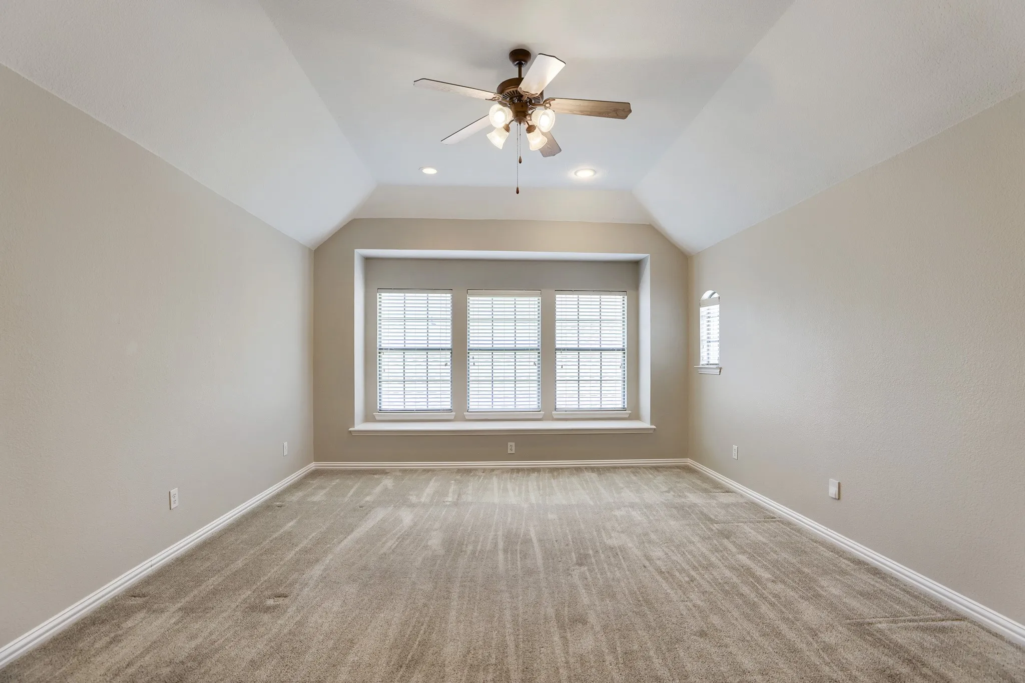 Single Family Residence For Sale in Tarrant County , 6919 Navigation Drive, Grand Prairie, Texas 75054, 5 Bedroom, 2 Bathroom, 2 Garage spaces, 3,288 Sqft, built in 2005, mls#21363943, Real Estate Agent in Grand Prairie, Homes For Sale in Tarrant county, Homes For Sale in Grand Prairie, Realtor in Grand Prairie Texas, Real Estate Brokerage Independent Realty Texas, Luminita Cordes Realtor