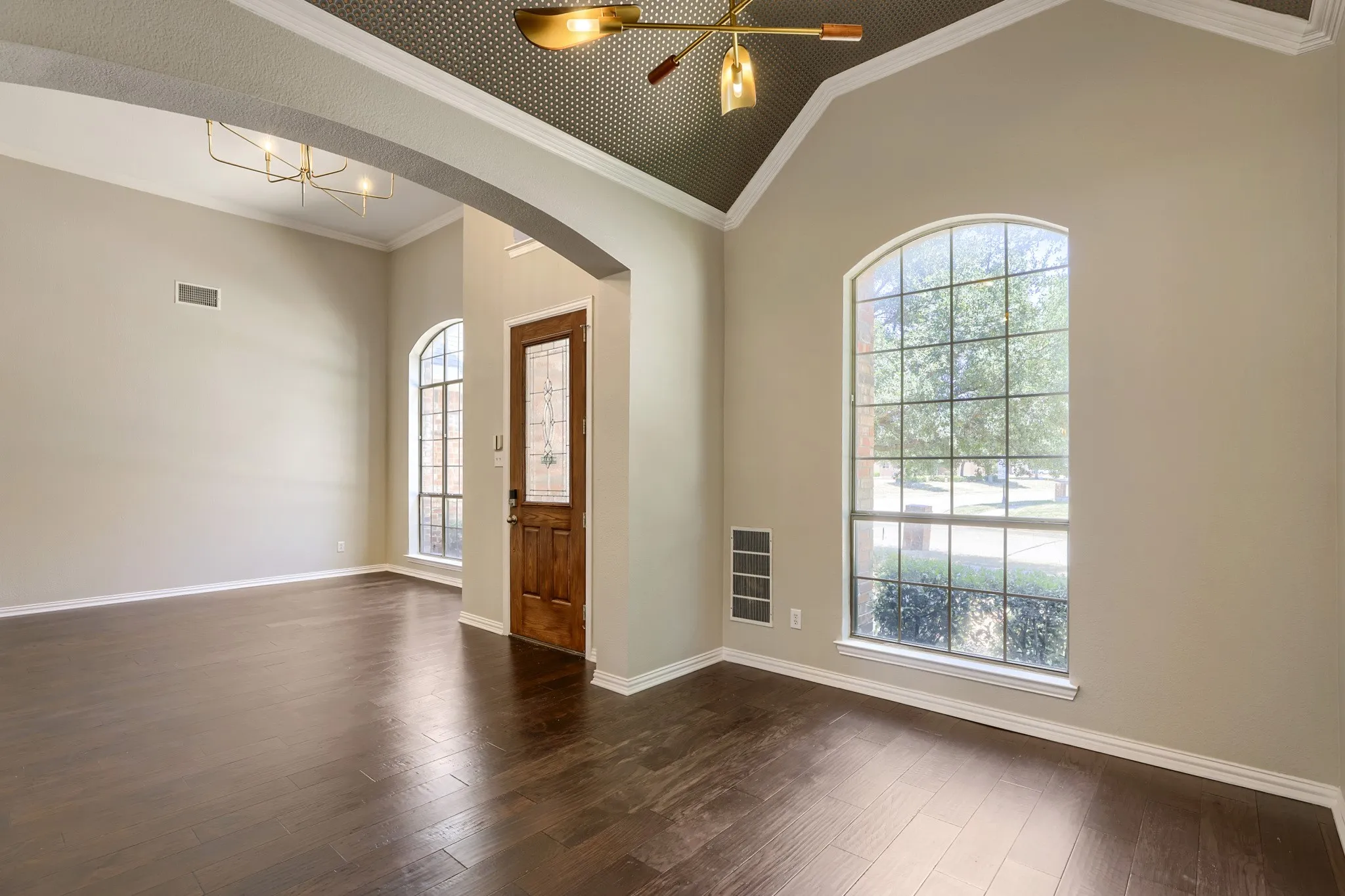 Single Family Residence For Sale in Tarrant County , 6919 Navigation Drive, Grand Prairie, Texas 75054, 5 Bedroom, 2 Bathroom, 2 Garage spaces, 3,288 Sqft, built in 2005, mls#21363943, Real Estate Agent in Grand Prairie, Homes For Sale in Tarrant county, Homes For Sale in Grand Prairie, Realtor in Grand Prairie Texas, Real Estate Brokerage Independent Realty Texas, Luminita Cordes Realtor