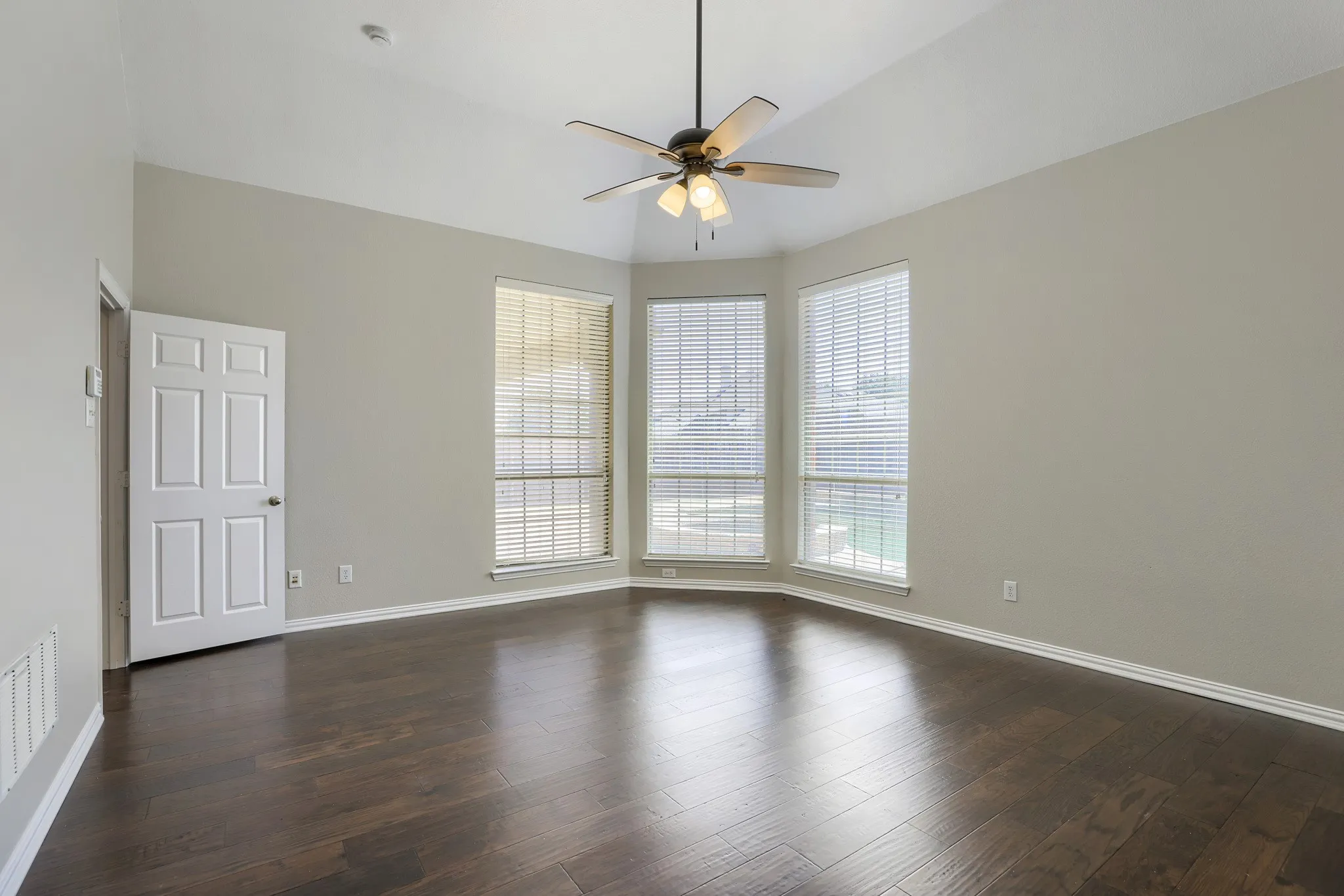 Single Family Residence For Sale in Tarrant County , 6919 Navigation Drive, Grand Prairie, Texas 75054, 5 Bedroom, 2 Bathroom, 2 Garage spaces, 3,288 Sqft, built in 2005, mls#21363943, Real Estate Agent in Grand Prairie, Homes For Sale in Tarrant county, Homes For Sale in Grand Prairie, Realtor in Grand Prairie Texas, Real Estate Brokerage Independent Realty Texas, Luminita Cordes Realtor