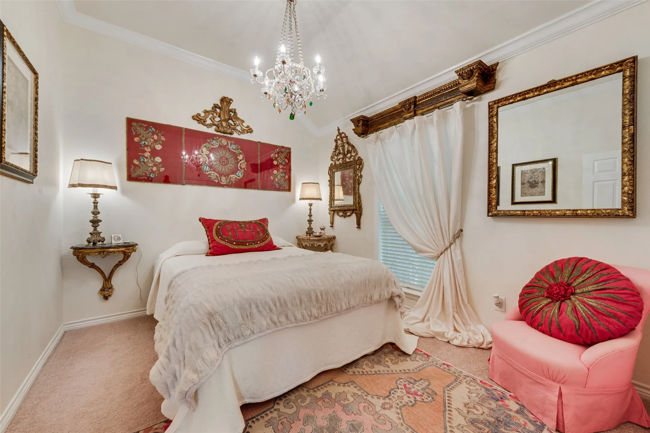 Tray ceiling with crown molding