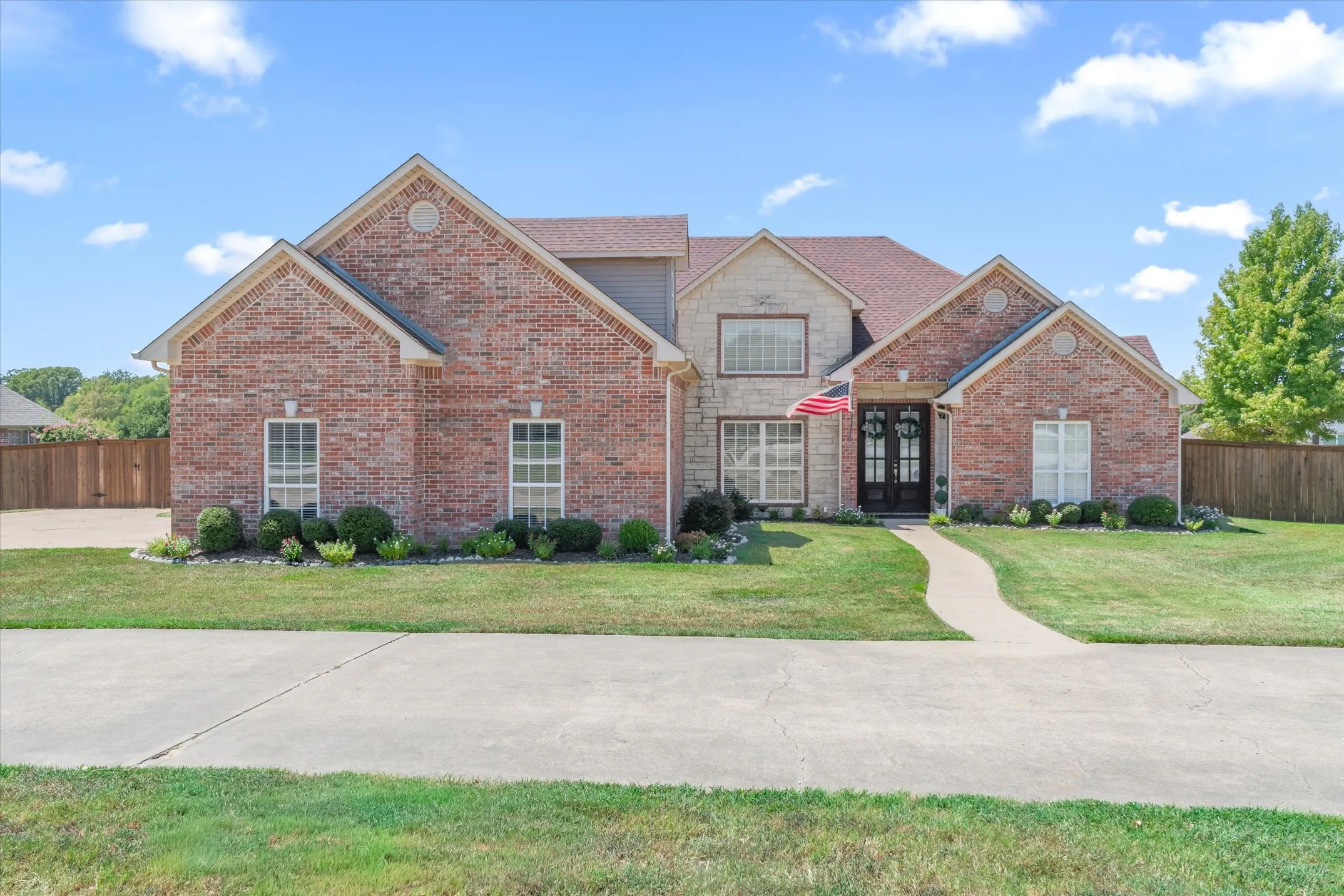 Single Family Residence For Sale in Van Zandt County , 117 Lake Meadow Boulevard, Canton, Texas 75103, 4 Bedroom, 4 Bathroom, 2 Garage spaces, 3,107 Sqft, built in 2001, mls#21365995, Real Estate Agent in Canton, Homes For Sale in Van Zandt county, Homes For Sale in Canton, Realtor in Canton Texas, Real Estate Brokerage Independent Realty Texas, Luminita Cordes Realtor