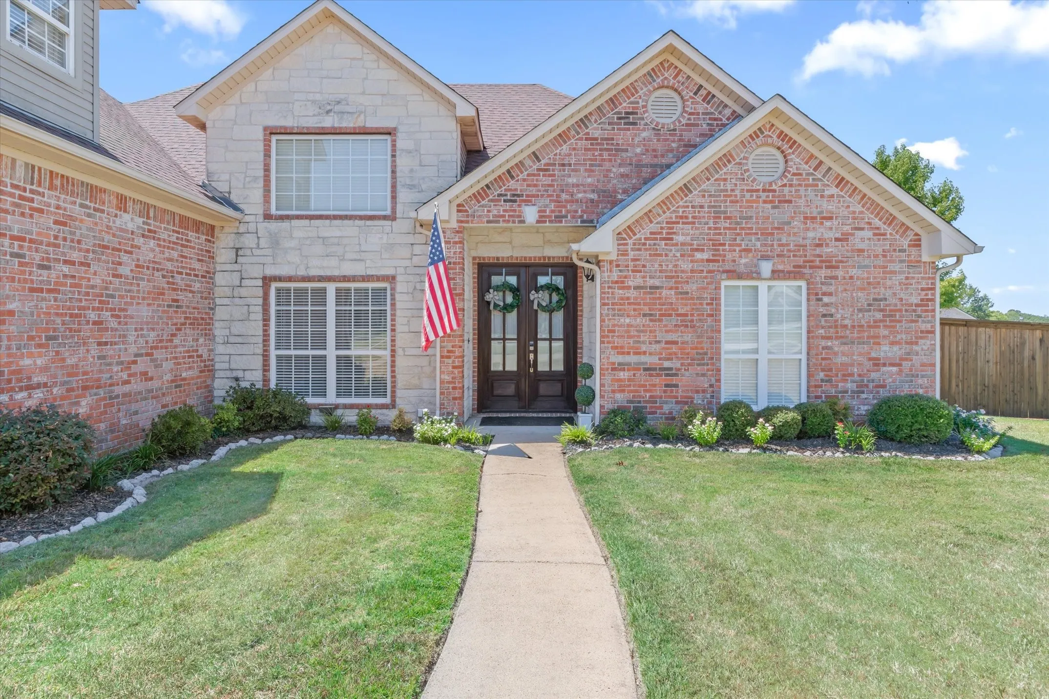 Single Family Residence For Sale in Van Zandt County , 117 Lake Meadow Boulevard, Canton, Texas 75103, 4 Bedroom, 4 Bathroom, 2 Garage spaces, 3,107 Sqft, built in 2001, mls#21365995, Real Estate Agent in Canton, Homes For Sale in Van Zandt county, Homes For Sale in Canton, Realtor in Canton Texas, Real Estate Brokerage Independent Realty Texas, Luminita Cordes Realtor
