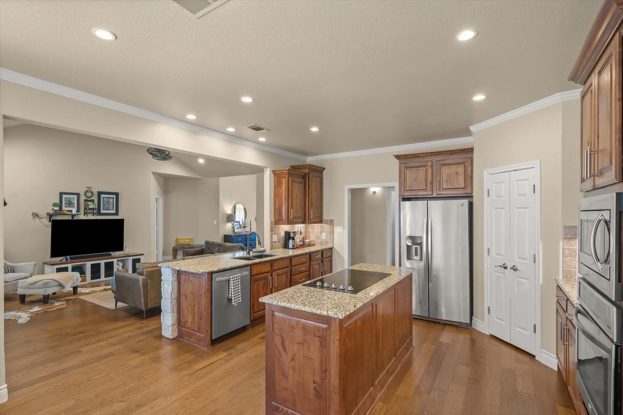 Single Family Residence For Sale in Van Zandt County , 117 Lake Meadow Boulevard, Canton, Texas 75103, 4 Bedroom, 4 Bathroom, 2 Garage spaces, 3,107 Sqft, built in 2001, mls#21365995, Real Estate Agent in Canton, Homes For Sale in Van Zandt county, Homes For Sale in Canton, Realtor in Canton Texas, Real Estate Brokerage Independent Realty Texas, Luminita Cordes Realtor
