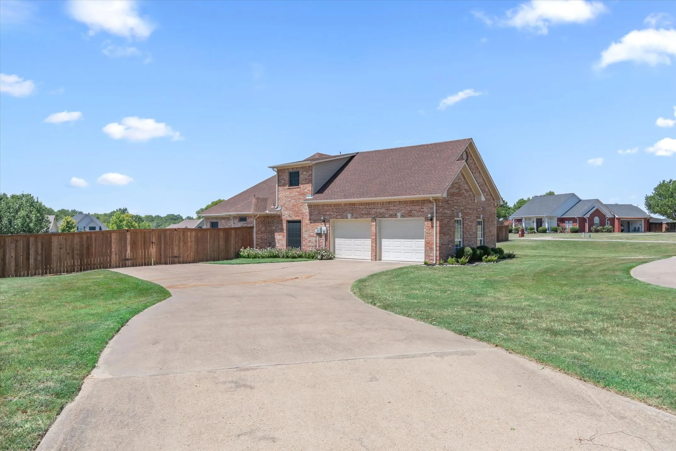 Single Family Residence For Sale in Van Zandt County , 117 Lake Meadow Boulevard, Canton, Texas 75103, 4 Bedroom, 4 Bathroom, 2 Garage spaces, 3,107 Sqft, built in 2001, mls#21365995, Real Estate Agent in Canton, Homes For Sale in Van Zandt county, Homes For Sale in Canton, Realtor in Canton Texas, Real Estate Brokerage Independent Realty Texas, Luminita Cordes Realtor