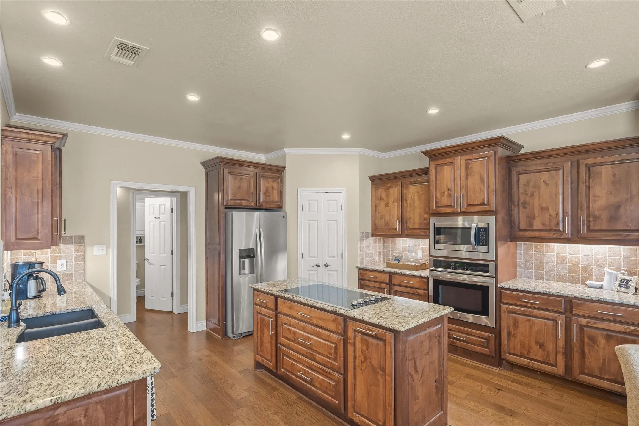 Single Family Residence For Sale in Van Zandt County , 117 Lake Meadow Boulevard, Canton, Texas 75103, 4 Bedroom, 4 Bathroom, 2 Garage spaces, 3,107 Sqft, built in 2001, mls#21365995, Real Estate Agent in Canton, Homes For Sale in Van Zandt county, Homes For Sale in Canton, Realtor in Canton Texas, Real Estate Brokerage Independent Realty Texas, Luminita Cordes Realtor