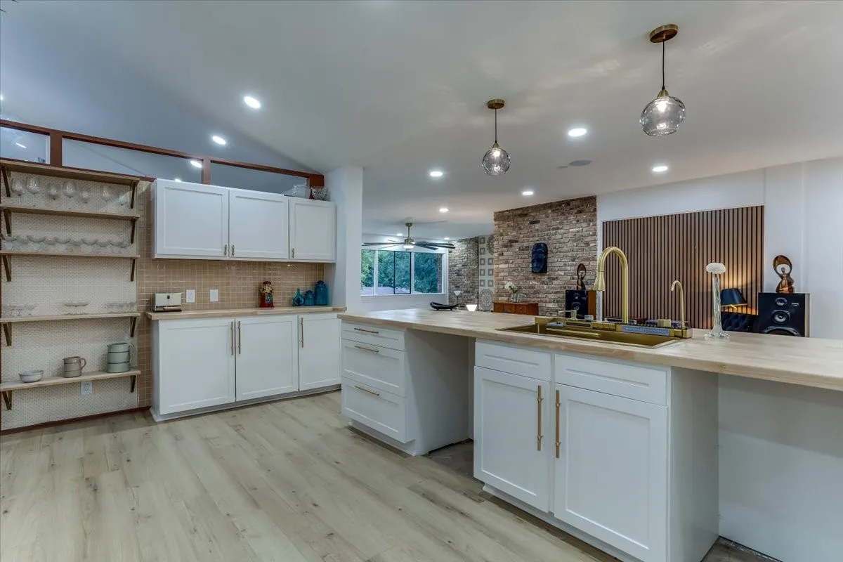 Single Family Residence For Sale in Dallas County , 1729 Boca Chica Drive, Dallas, Texas 75232, 4 Bedroom, 2 Bathroom, 2 Garage spaces, 3,966 Sqft, built in 1958, mls#21367290, Real Estate Agent in Dallas, Homes For Sale in Dallas county, Homes For Sale in Dallas, Realtor in Dallas Texas, Real Estate Brokerage Independent Realty Texas, Luminita Cordes Realtor