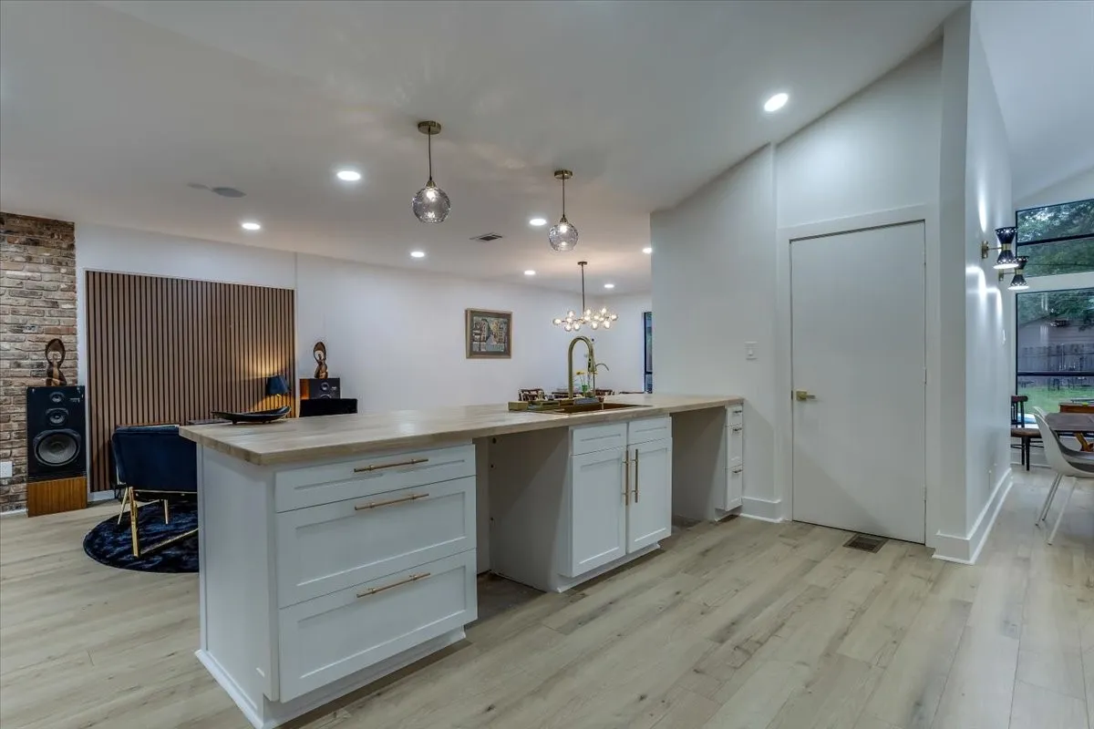Single Family Residence For Sale in Dallas County , 1729 Boca Chica Drive, Dallas, Texas 75232, 4 Bedroom, 2 Bathroom, 2 Garage spaces, 3,966 Sqft, built in 1958, mls#21367290, Real Estate Agent in Dallas, Homes For Sale in Dallas county, Homes For Sale in Dallas, Realtor in Dallas Texas, Real Estate Brokerage Independent Realty Texas, Luminita Cordes Realtor