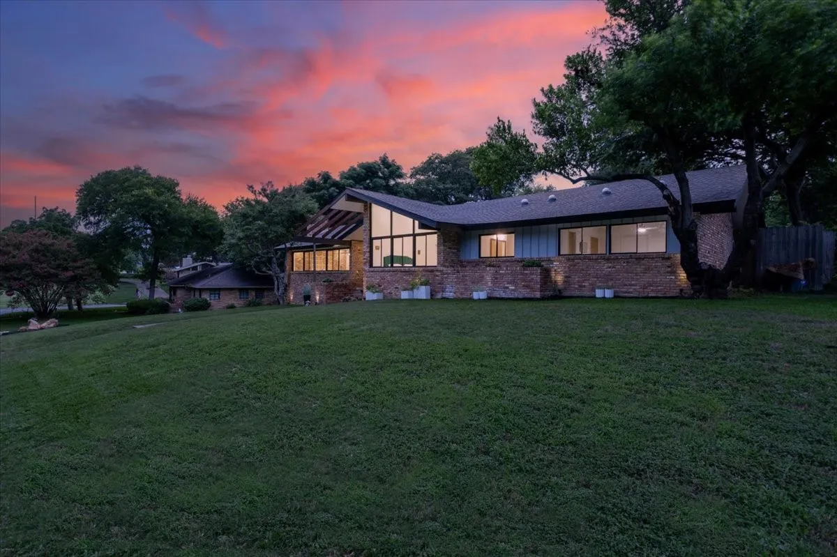 Single Family Residence For Sale in Dallas County , 1729 Boca Chica Drive, Dallas, Texas 75232, 4 Bedroom, 2 Bathroom, 2 Garage spaces, 3,966 Sqft, built in 1958, mls#21367290, Real Estate Agent in Dallas, Homes For Sale in Dallas county, Homes For Sale in Dallas, Realtor in Dallas Texas, Real Estate Brokerage Independent Realty Texas, Luminita Cordes Realtor
