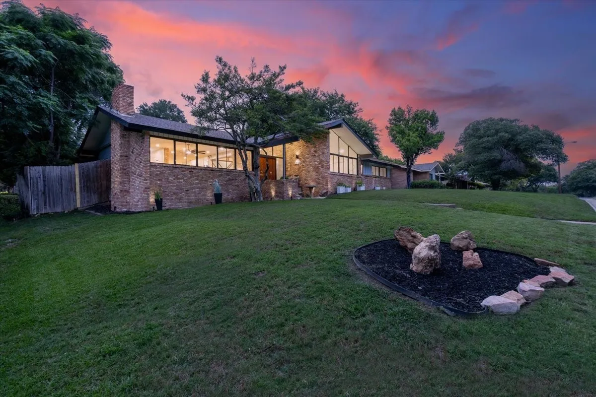 Single Family Residence For Sale in Dallas County , 1729 Boca Chica Drive, Dallas, Texas 75232, 4 Bedroom, 2 Bathroom, 2 Garage spaces, 3,966 Sqft, built in 1958, mls#21367290, Real Estate Agent in Dallas, Homes For Sale in Dallas county, Homes For Sale in Dallas, Realtor in Dallas Texas, Real Estate Brokerage Independent Realty Texas, Luminita Cordes Realtor