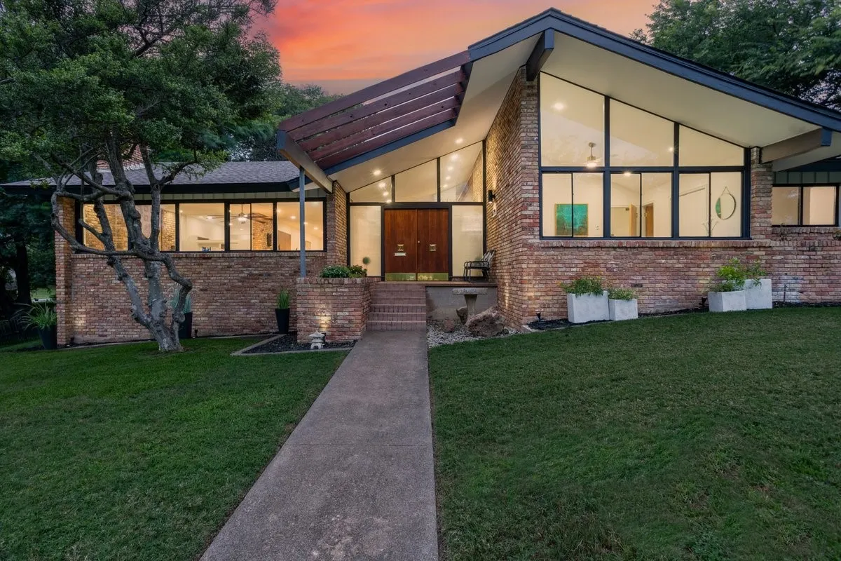 Single Family Residence For Sale in Dallas County , 1729 Boca Chica Drive, Dallas, Texas 75232, 4 Bedroom, 2 Bathroom, 2 Garage spaces, 3,966 Sqft, built in 1958, mls#21367290, Real Estate Agent in Dallas, Homes For Sale in Dallas county, Homes For Sale in Dallas, Realtor in Dallas Texas, Real Estate Brokerage Independent Realty Texas, Luminita Cordes Realtor