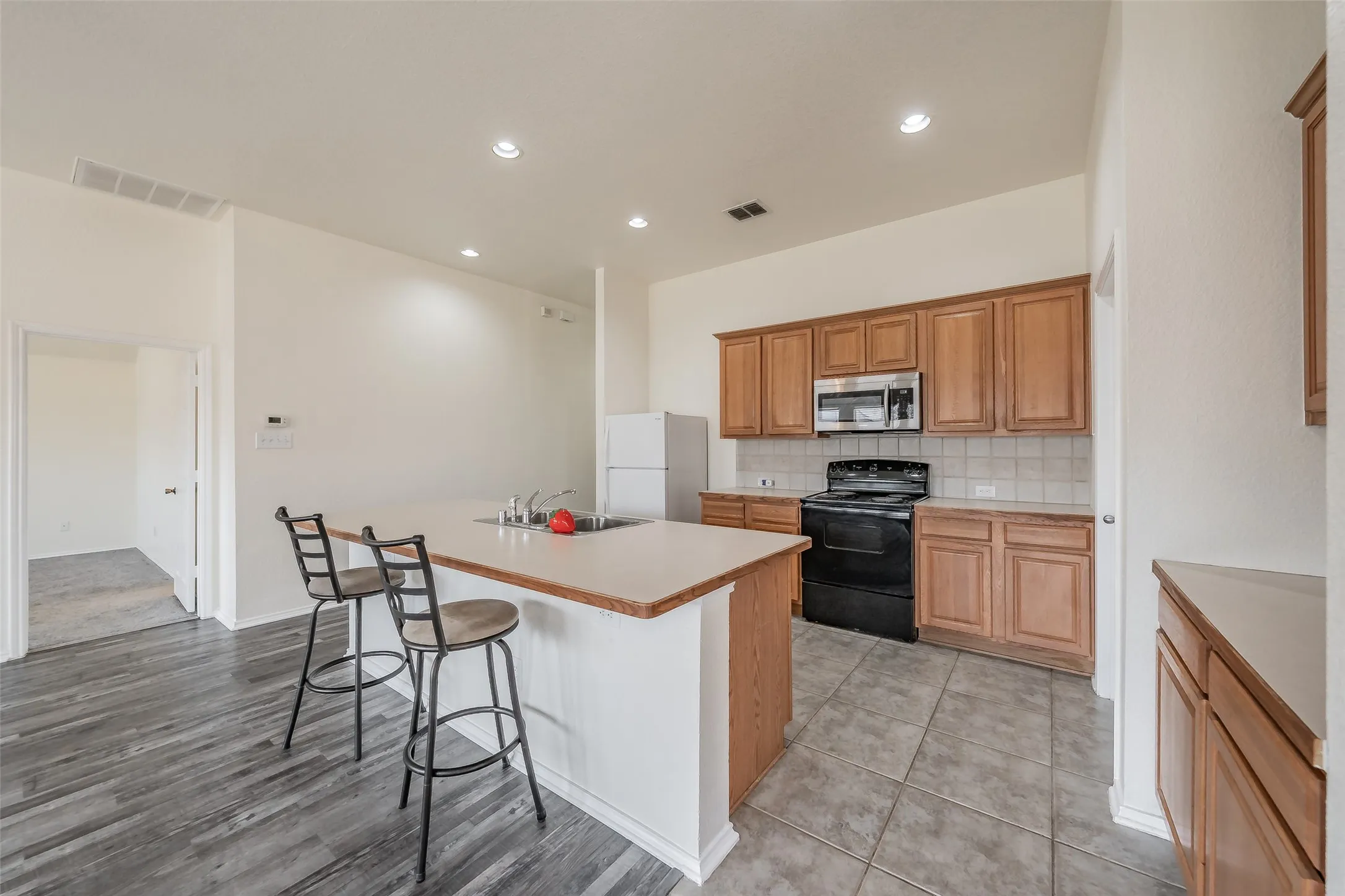 Single Family Residence For Sale in Tarrant County , 5140 Waterview Court, Fort Worth, Texas 76179, 3 Bedroom, 2 Bathroom, 2 Garage spaces, 1,490 Sqft, built in 2006, mls#21367284, Real Estate Agent in Fort Worth, Homes For Sale in Tarrant county, Homes For Sale in Fort Worth, Realtor in Fort Worth Texas, Real Estate Brokerage Independent Realty Texas, Luminita Cordes Realtor