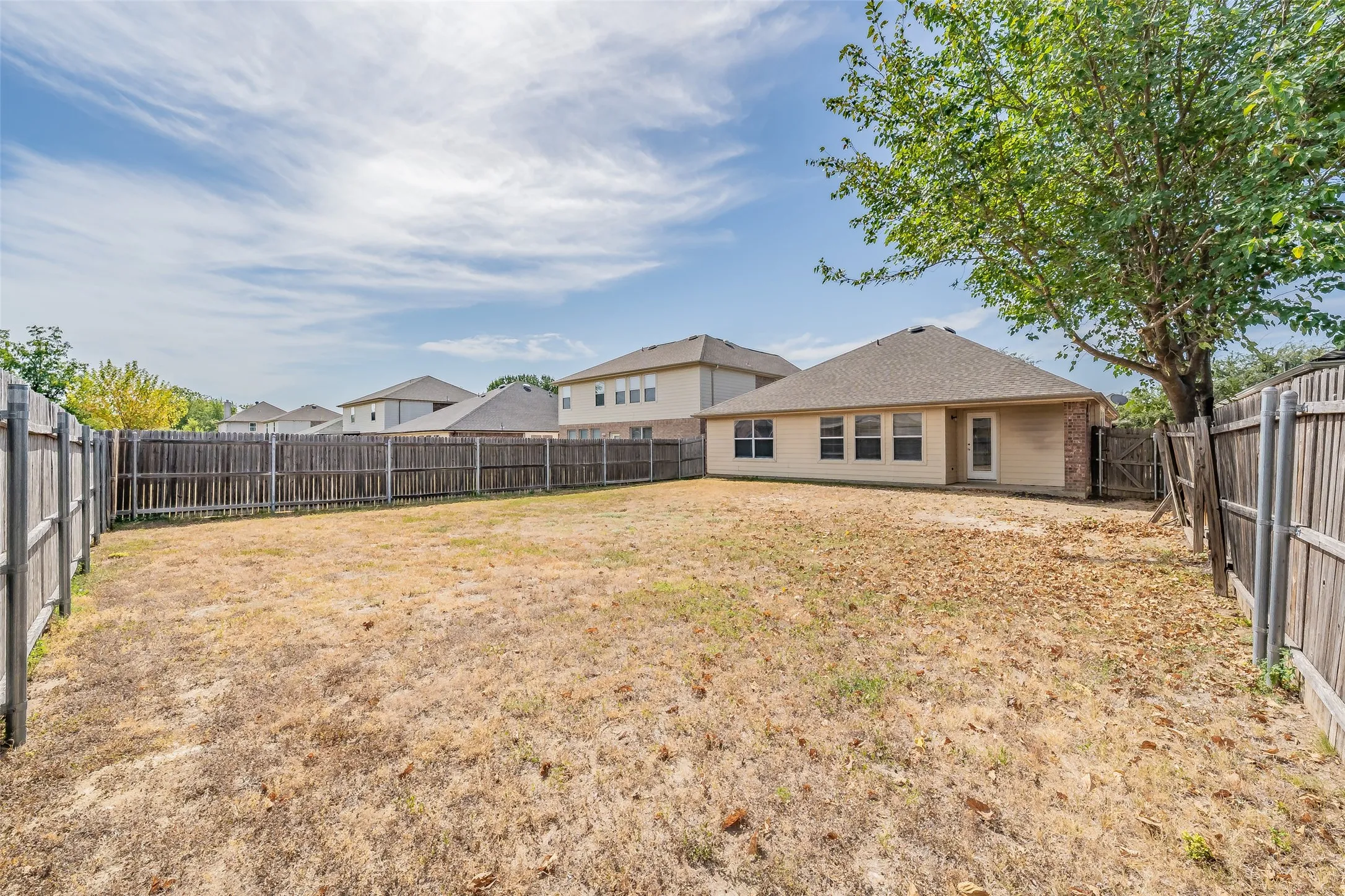Single Family Residence For Sale in Tarrant County , 5140 Waterview Court, Fort Worth, Texas 76179, 3 Bedroom, 2 Bathroom, 2 Garage spaces, 1,490 Sqft, built in 2006, mls#21367284, Real Estate Agent in Fort Worth, Homes For Sale in Tarrant county, Homes For Sale in Fort Worth, Realtor in Fort Worth Texas, Real Estate Brokerage Independent Realty Texas, Luminita Cordes Realtor