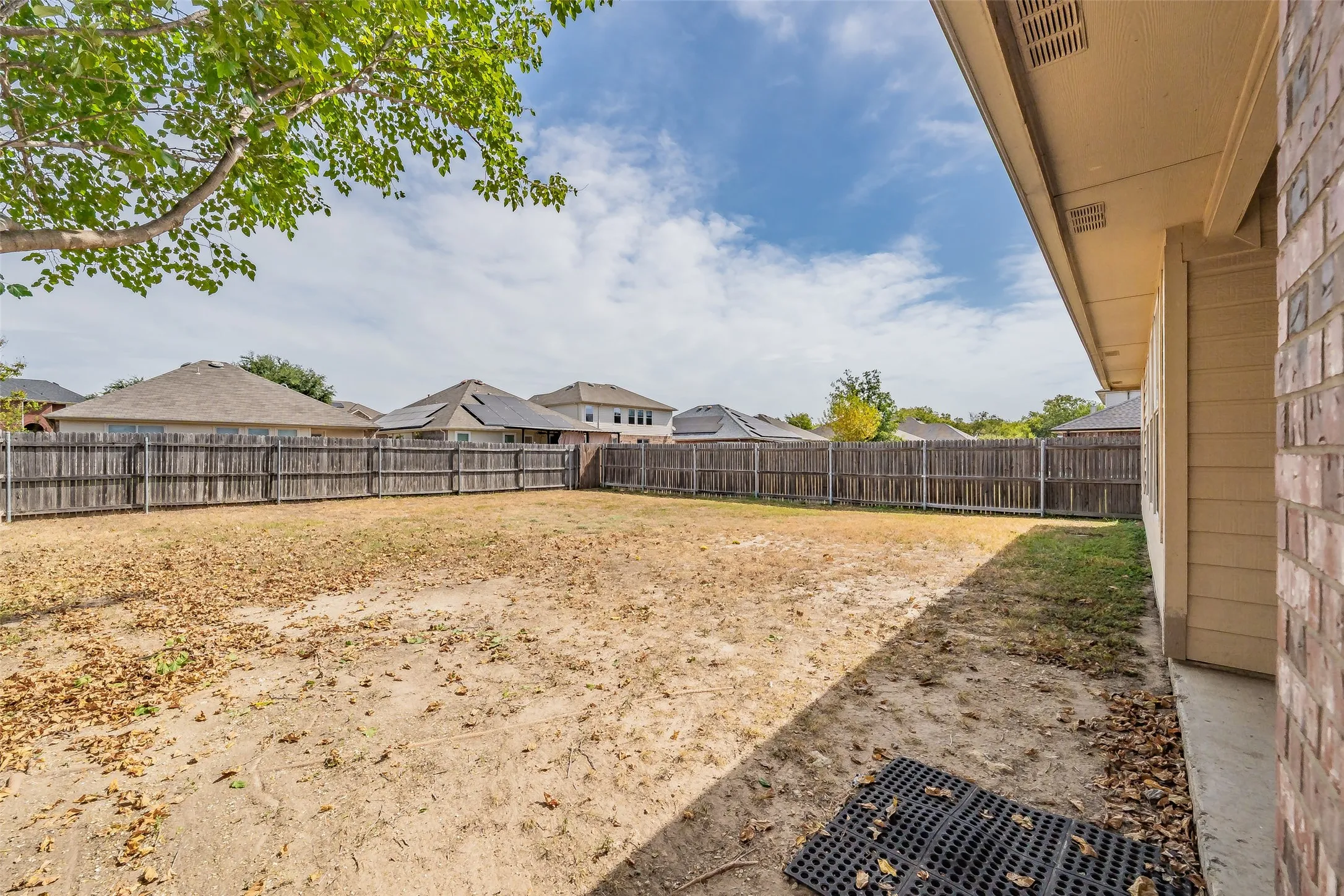 Single Family Residence For Sale in Tarrant County , 5140 Waterview Court, Fort Worth, Texas 76179, 3 Bedroom, 2 Bathroom, 2 Garage spaces, 1,490 Sqft, built in 2006, mls#21367284, Real Estate Agent in Fort Worth, Homes For Sale in Tarrant county, Homes For Sale in Fort Worth, Realtor in Fort Worth Texas, Real Estate Brokerage Independent Realty Texas, Luminita Cordes Realtor