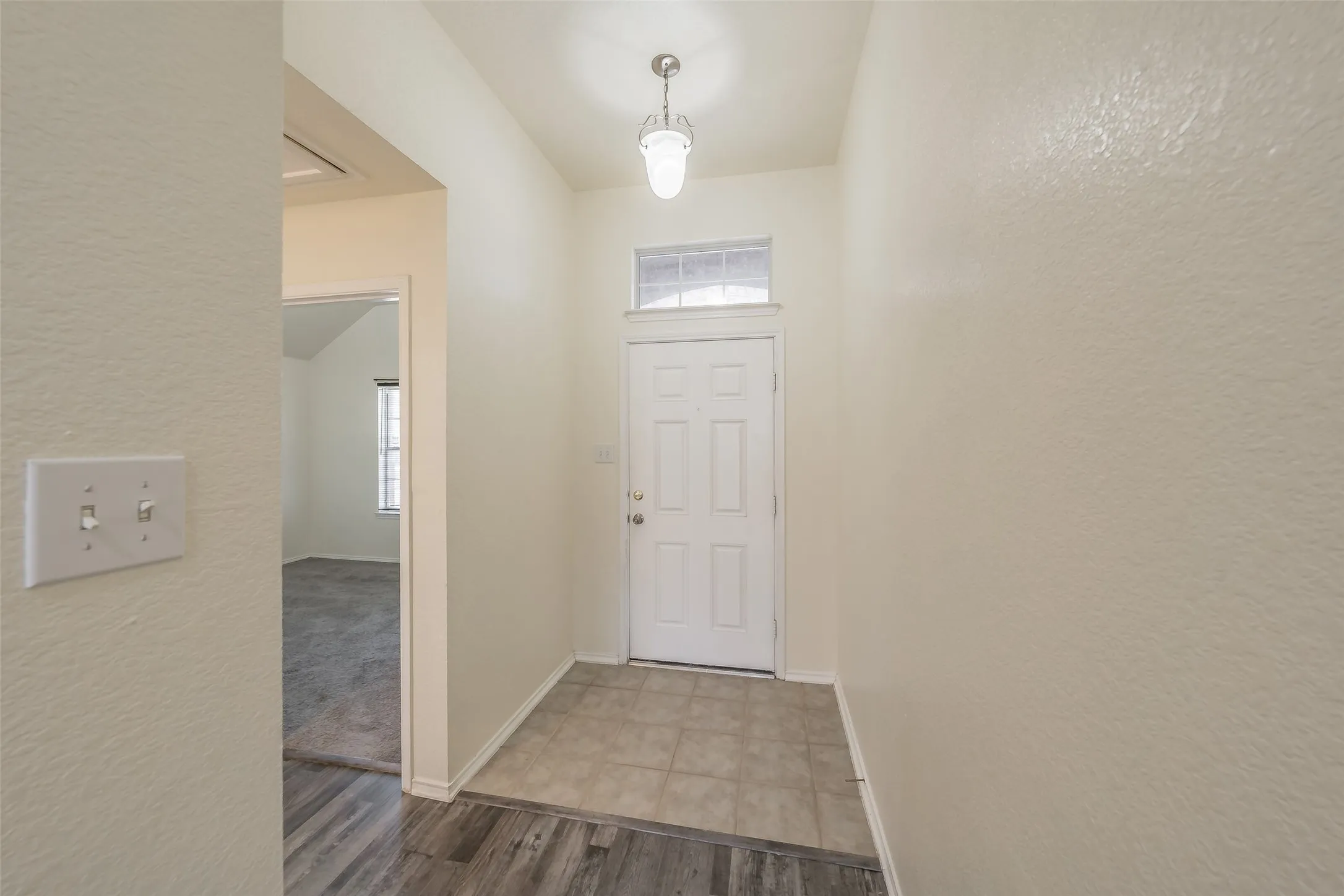 Long entryway, plenty of walls to place photos or decore