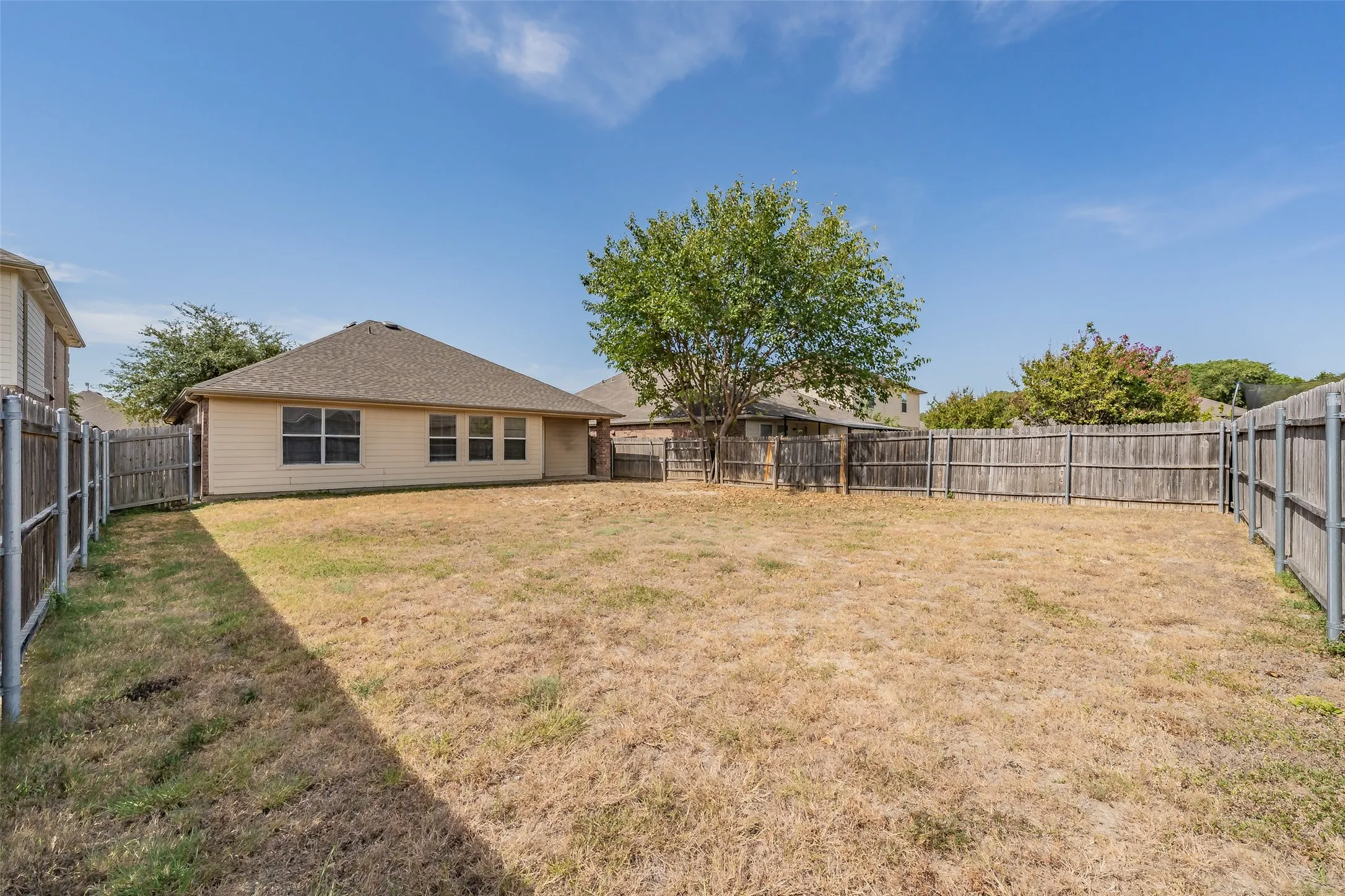 Single Family Residence For Sale in Tarrant County , 5140 Waterview Court, Fort Worth, Texas 76179, 3 Bedroom, 2 Bathroom, 2 Garage spaces, 1,490 Sqft, built in 2006, mls#21367284, Real Estate Agent in Fort Worth, Homes For Sale in Tarrant county, Homes For Sale in Fort Worth, Realtor in Fort Worth Texas, Real Estate Brokerage Independent Realty Texas, Luminita Cordes Realtor