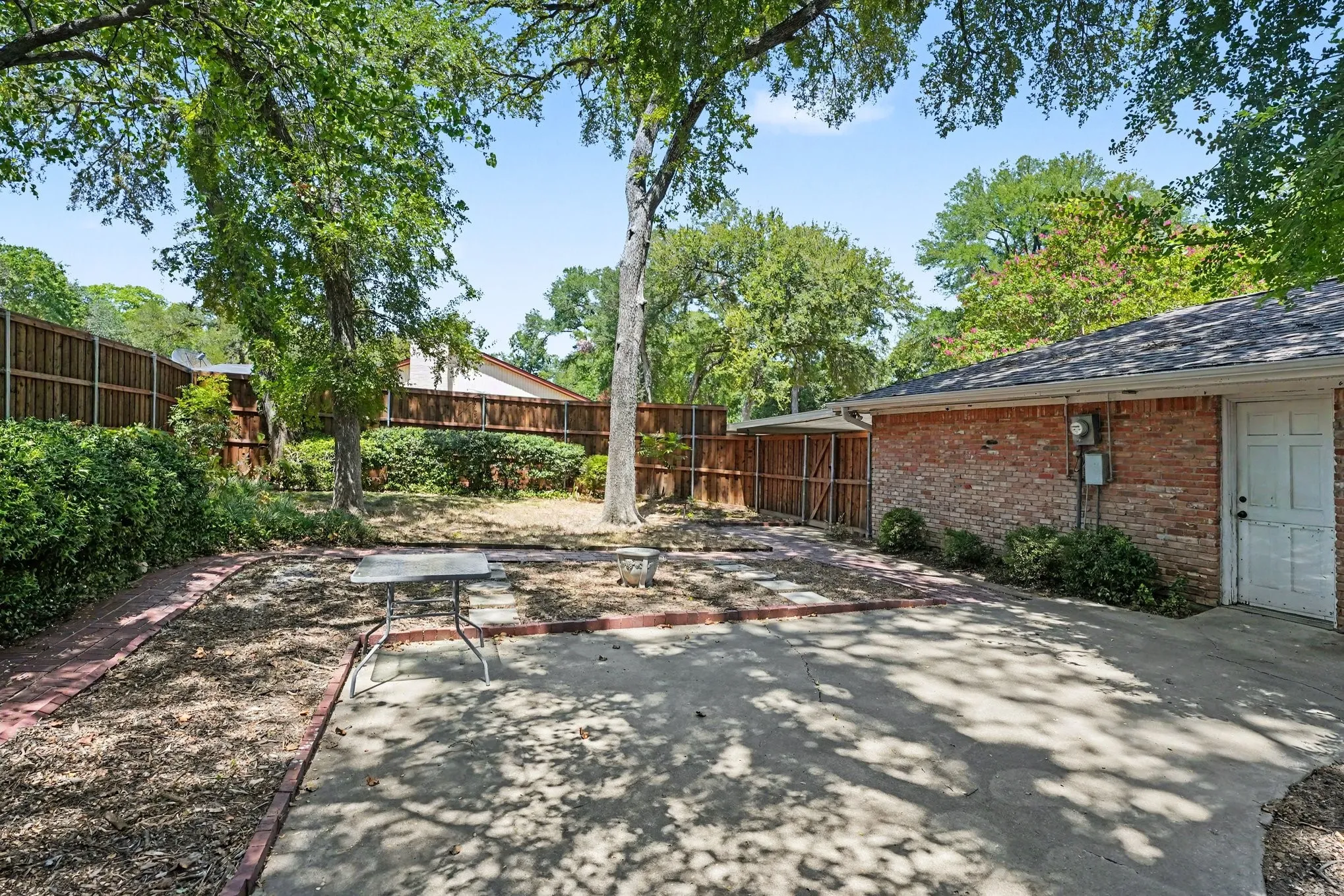 Single Family Residence For Sale in Dallas County , 241 Shockley Avenue, De Soto, Texas 75115, 3 Bedroom, 3 Bathroom, 2 Garage spaces, 2,021 Sqft, built in 1969, mls#21363602, Real Estate Agent in De Soto, Homes For Sale in Dallas county, Homes For Sale in De Soto, Realtor in De Soto Texas, Real Estate Brokerage Independent Realty Texas, Luminita Cordes Realtor