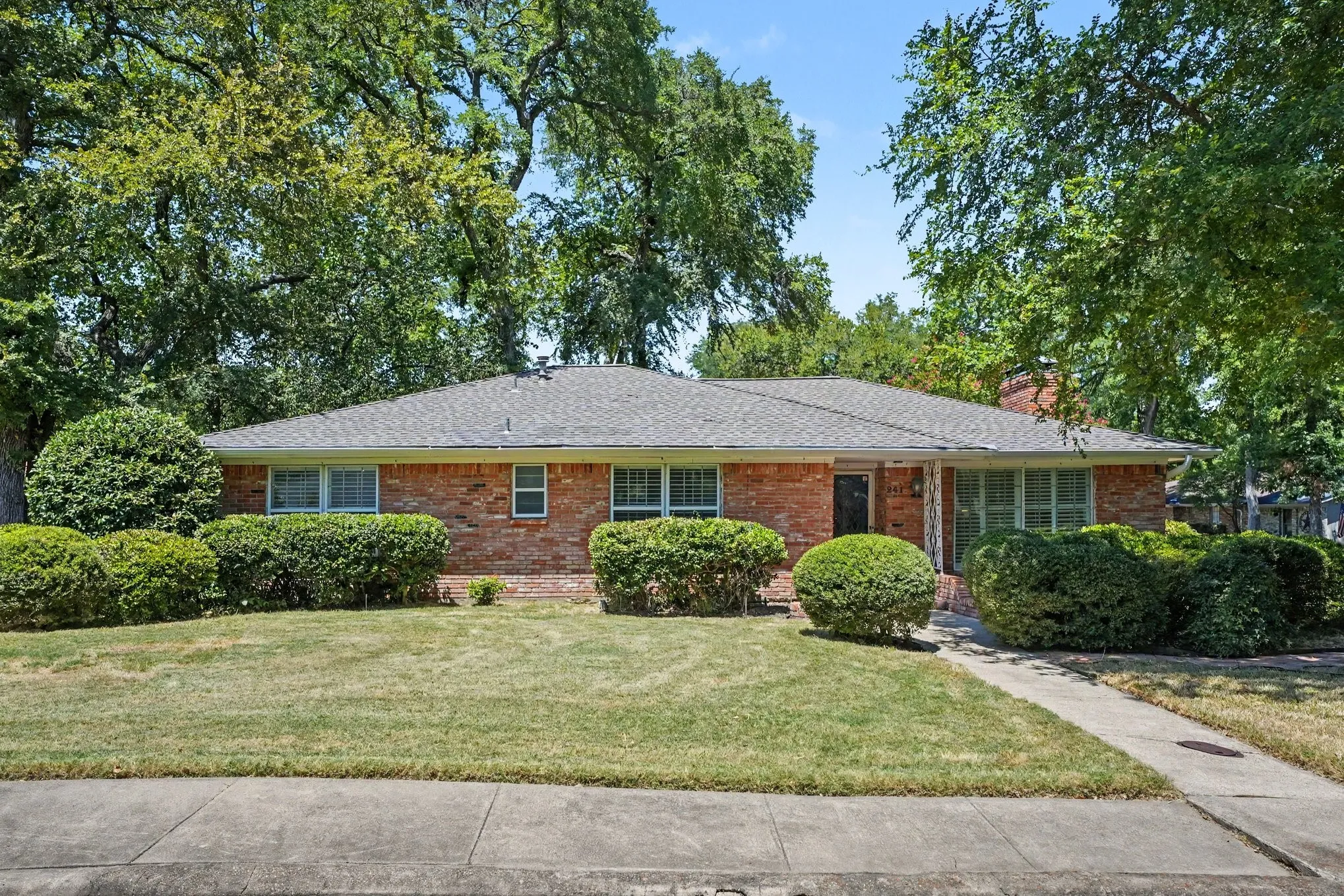 Single Family Residence For Sale in Dallas County , 241 Shockley Avenue, De Soto, Texas 75115, 3 Bedroom, 3 Bathroom, 2 Garage spaces, 2,021 Sqft, built in 1969, mls#21363602, Real Estate Agent in De Soto, Homes For Sale in Dallas county, Homes For Sale in De Soto, Realtor in De Soto Texas, Real Estate Brokerage Independent Realty Texas, Luminita Cordes Realtor