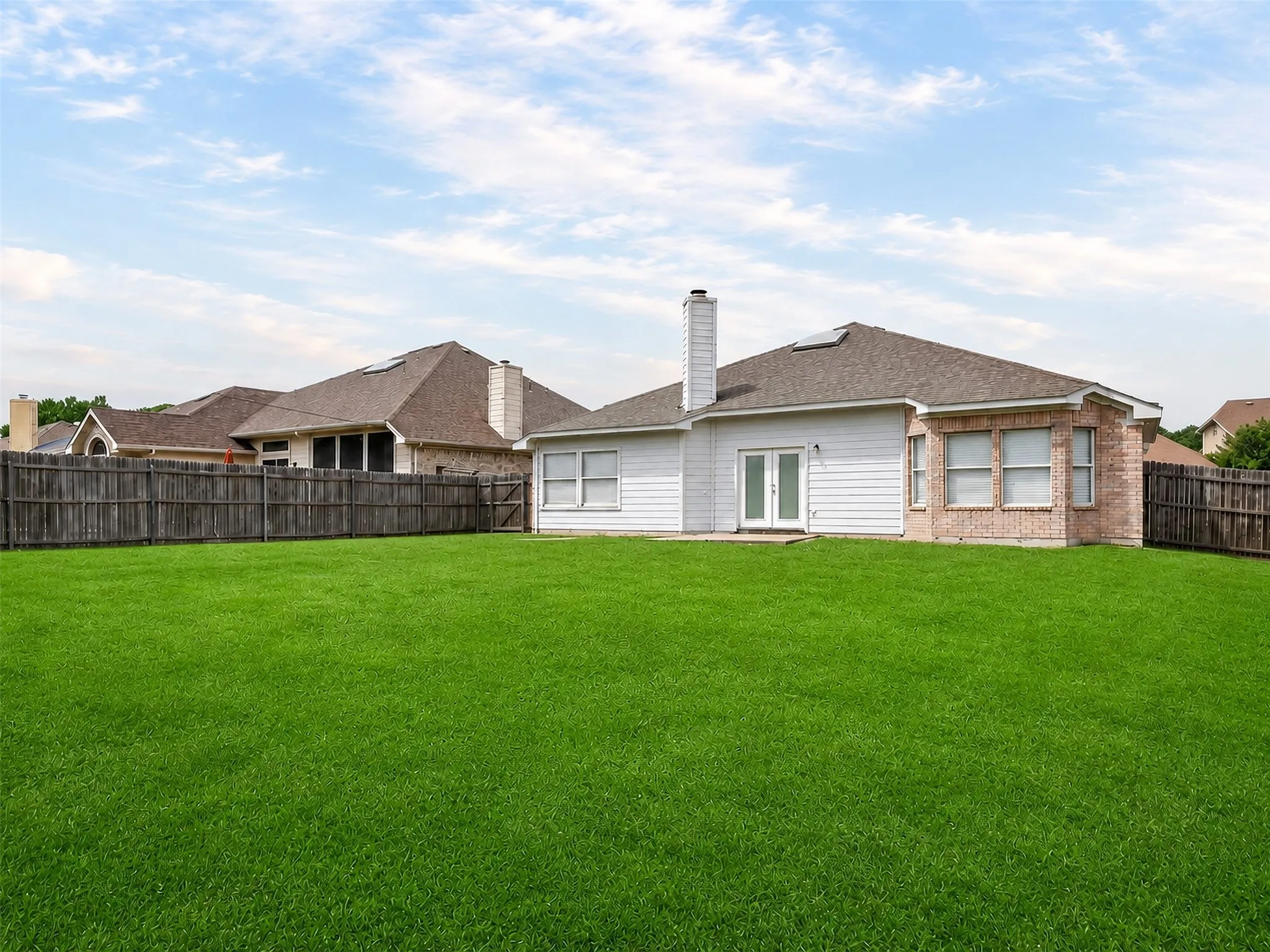 Single Family Residence For Sale in Dallas County , 1022 Pondview Drive, Cedar Hill, Texas 75104, 4 Bedroom, 2 Bathroom, 2 Garage spaces, 2,150 Sqft, built in 2001, mls#21367296, Real Estate Agent in Cedar Hill, Homes For Sale in Dallas county, Homes For Sale in Cedar Hill, Realtor in Cedar Hill Texas, Real Estate Brokerage Independent Realty Texas, Luminita Cordes Realtor