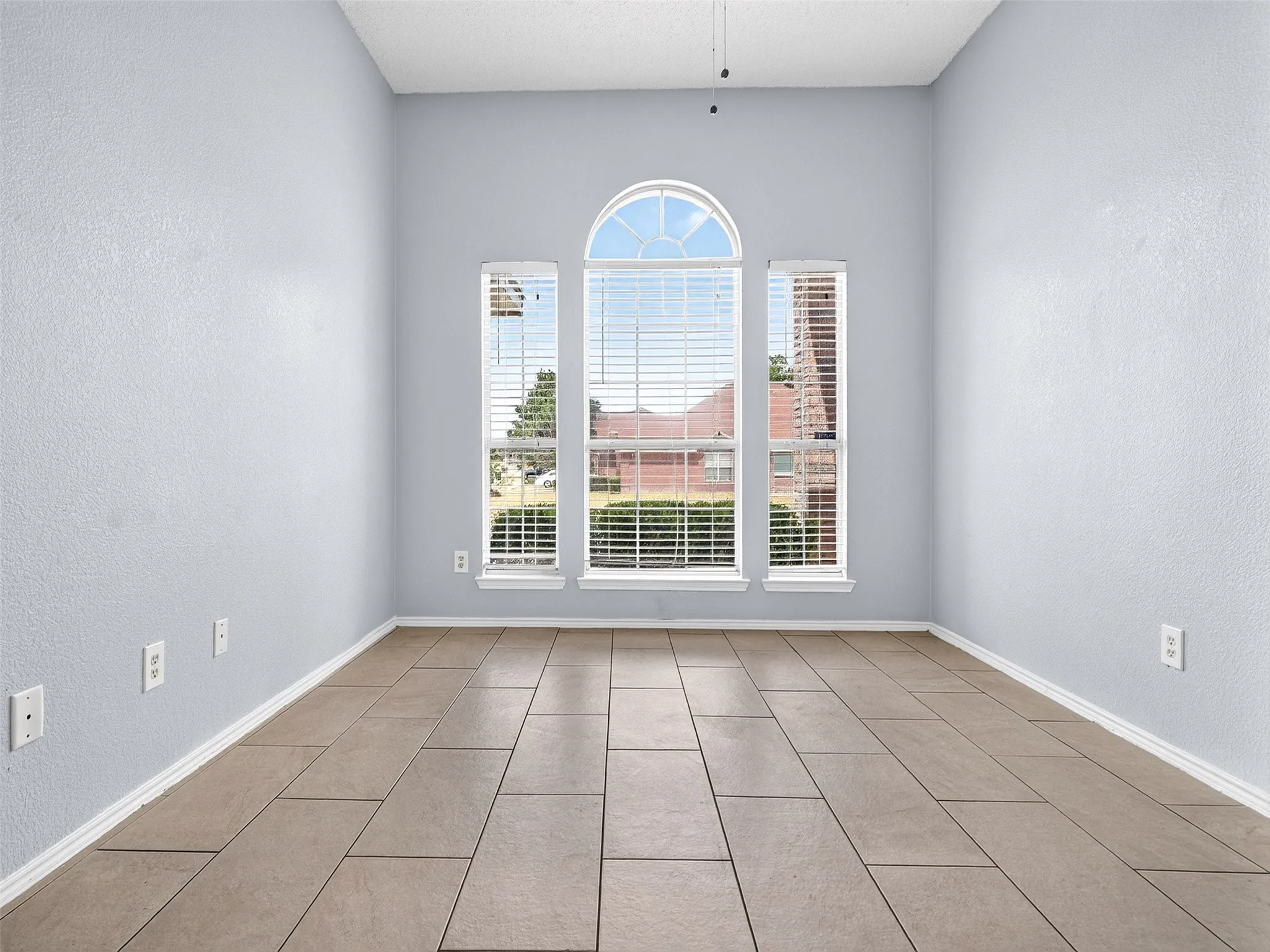 Single Family Residence For Sale in Dallas County , 1022 Pondview Drive, Cedar Hill, Texas 75104, 4 Bedroom, 2 Bathroom, 2 Garage spaces, 2,150 Sqft, built in 2001, mls#21367296, Real Estate Agent in Cedar Hill, Homes For Sale in Dallas county, Homes For Sale in Cedar Hill, Realtor in Cedar Hill Texas, Real Estate Brokerage Independent Realty Texas, Luminita Cordes Realtor