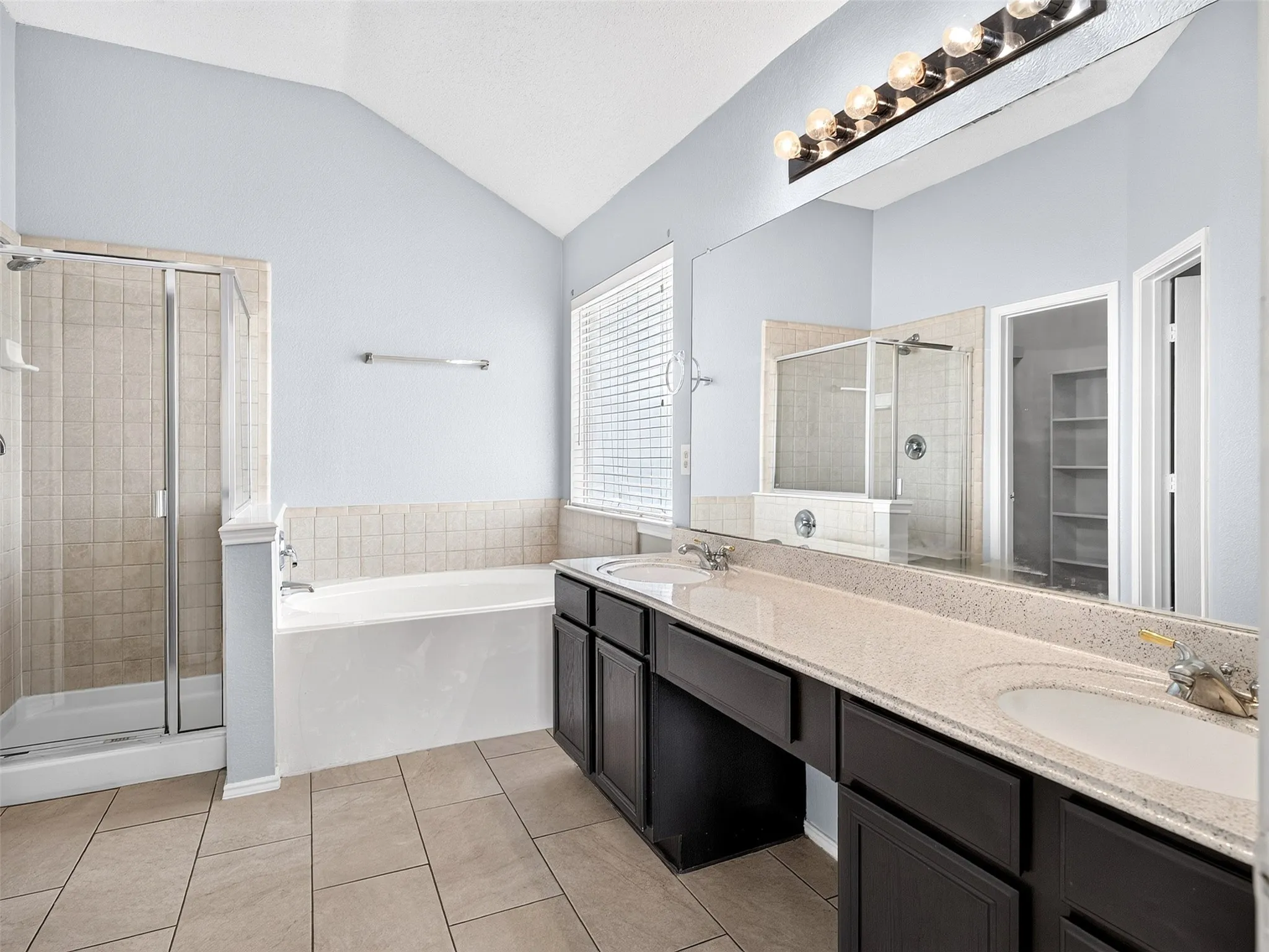 Single Family Residence For Sale in Dallas County , 1022 Pondview Drive, Cedar Hill, Texas 75104, 4 Bedroom, 2 Bathroom, 2 Garage spaces, 2,150 Sqft, built in 2001, mls#21367296, Real Estate Agent in Cedar Hill, Homes For Sale in Dallas county, Homes For Sale in Cedar Hill, Realtor in Cedar Hill Texas, Real Estate Brokerage Independent Realty Texas, Luminita Cordes Realtor