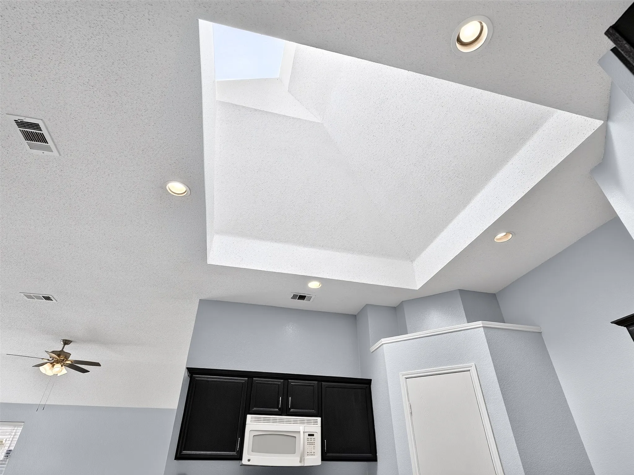 Single Family Residence For Sale in Dallas County , 1022 Pondview Drive, Cedar Hill, Texas 75104, 4 Bedroom, 2 Bathroom, 2 Garage spaces, 2,150 Sqft, built in 2001, mls#21367296, Real Estate Agent in Cedar Hill, Homes For Sale in Dallas county, Homes For Sale in Cedar Hill, Realtor in Cedar Hill Texas, Real Estate Brokerage Independent Realty Texas, Luminita Cordes Realtor
