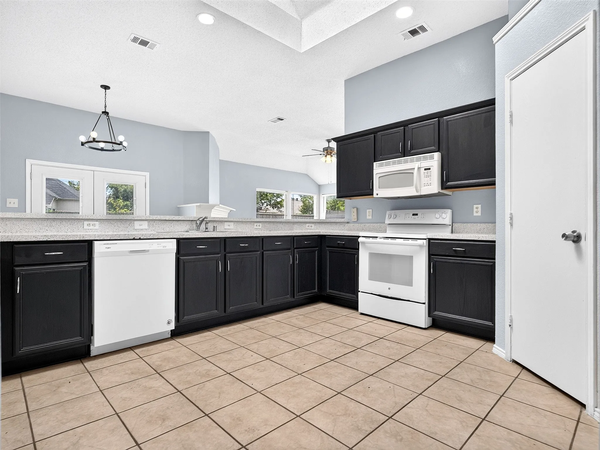 Single Family Residence For Sale in Dallas County , 1022 Pondview Drive, Cedar Hill, Texas 75104, 4 Bedroom, 2 Bathroom, 2 Garage spaces, 2,150 Sqft, built in 2001, mls#21367296, Real Estate Agent in Cedar Hill, Homes For Sale in Dallas county, Homes For Sale in Cedar Hill, Realtor in Cedar Hill Texas, Real Estate Brokerage Independent Realty Texas, Luminita Cordes Realtor