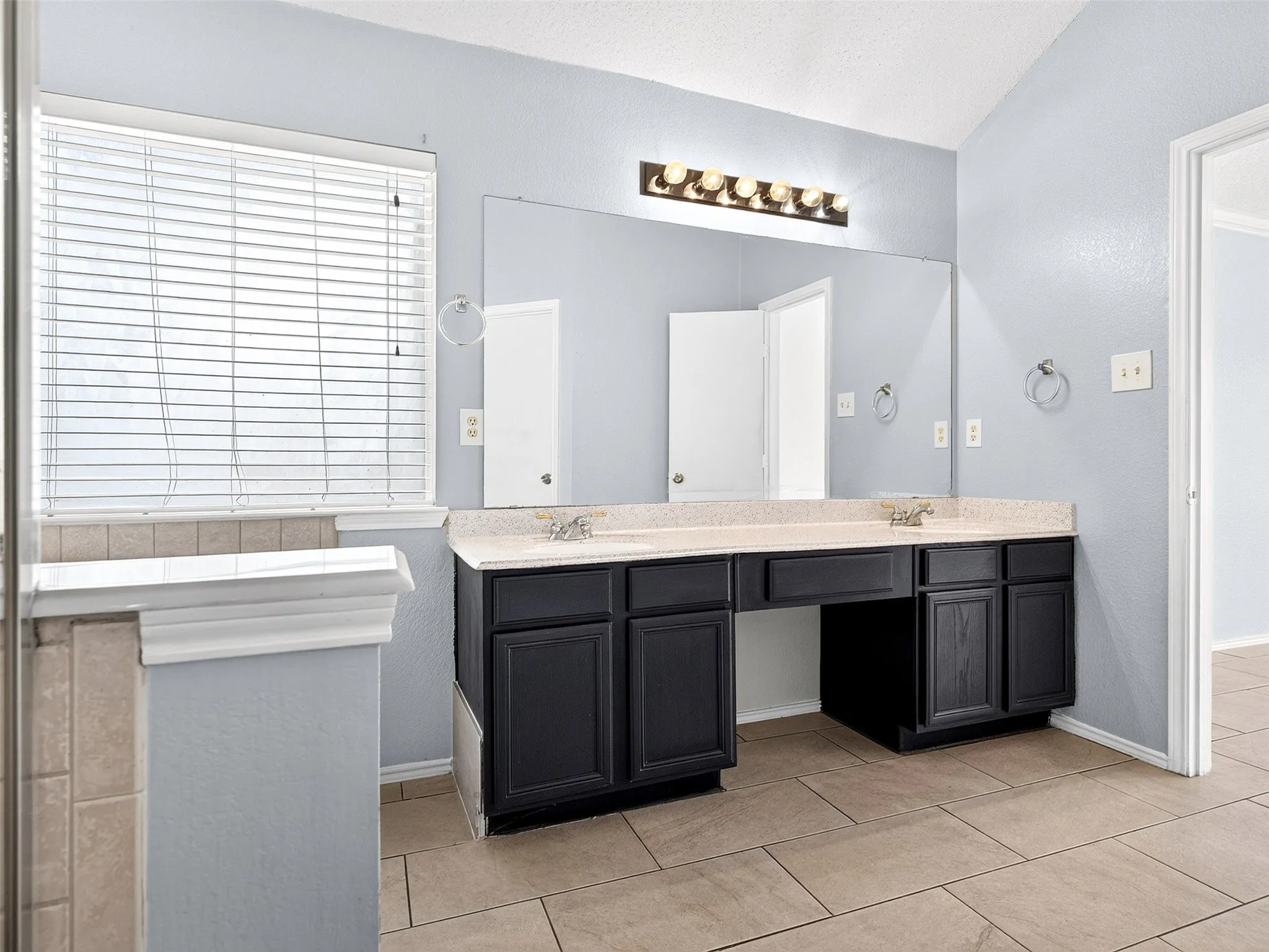 Single Family Residence For Sale in Dallas County , 1022 Pondview Drive, Cedar Hill, Texas 75104, 4 Bedroom, 2 Bathroom, 2 Garage spaces, 2,150 Sqft, built in 2001, mls#21367296, Real Estate Agent in Cedar Hill, Homes For Sale in Dallas county, Homes For Sale in Cedar Hill, Realtor in Cedar Hill Texas, Real Estate Brokerage Independent Realty Texas, Luminita Cordes Realtor