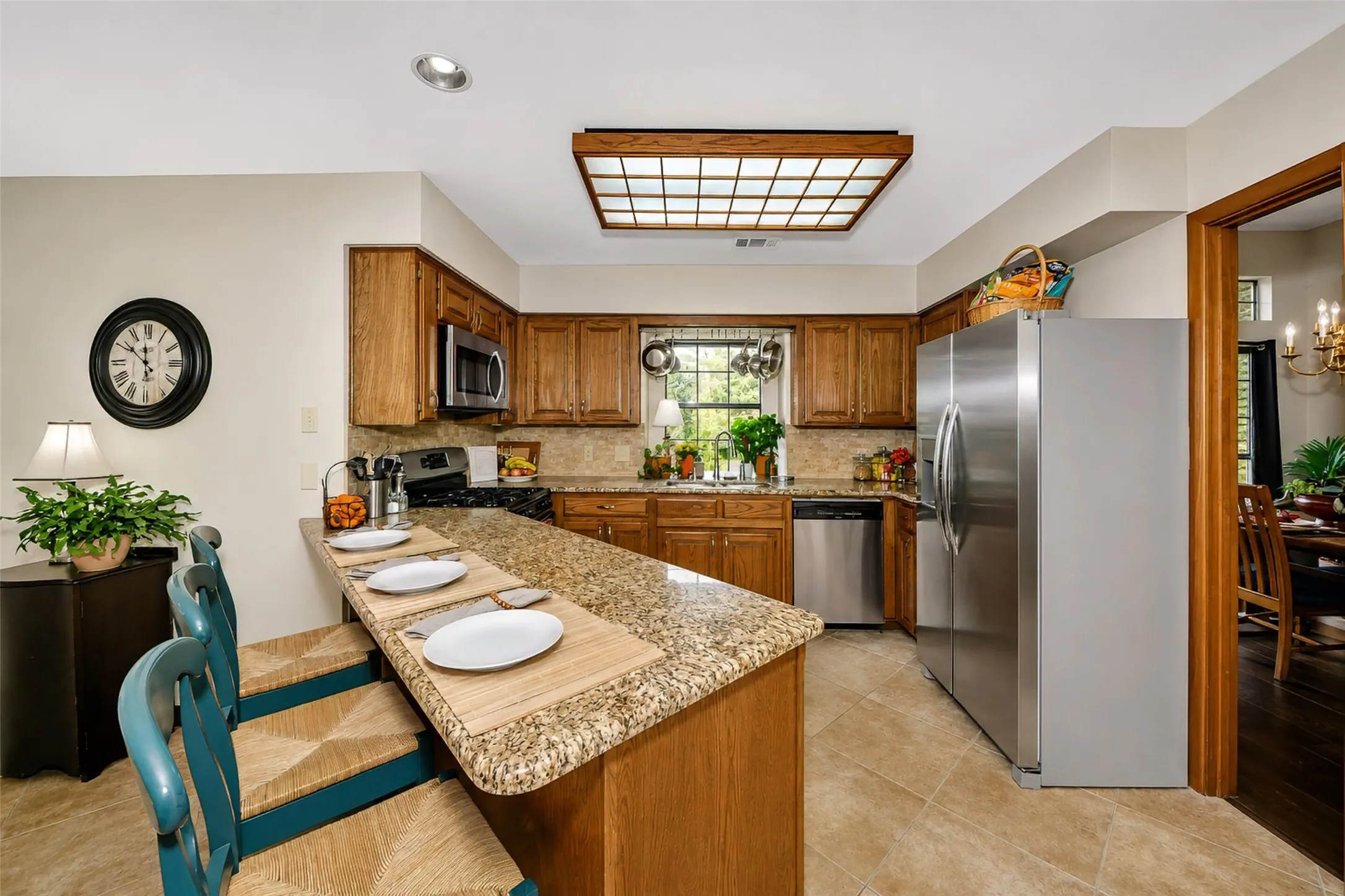 Kitchen breakfast bar.