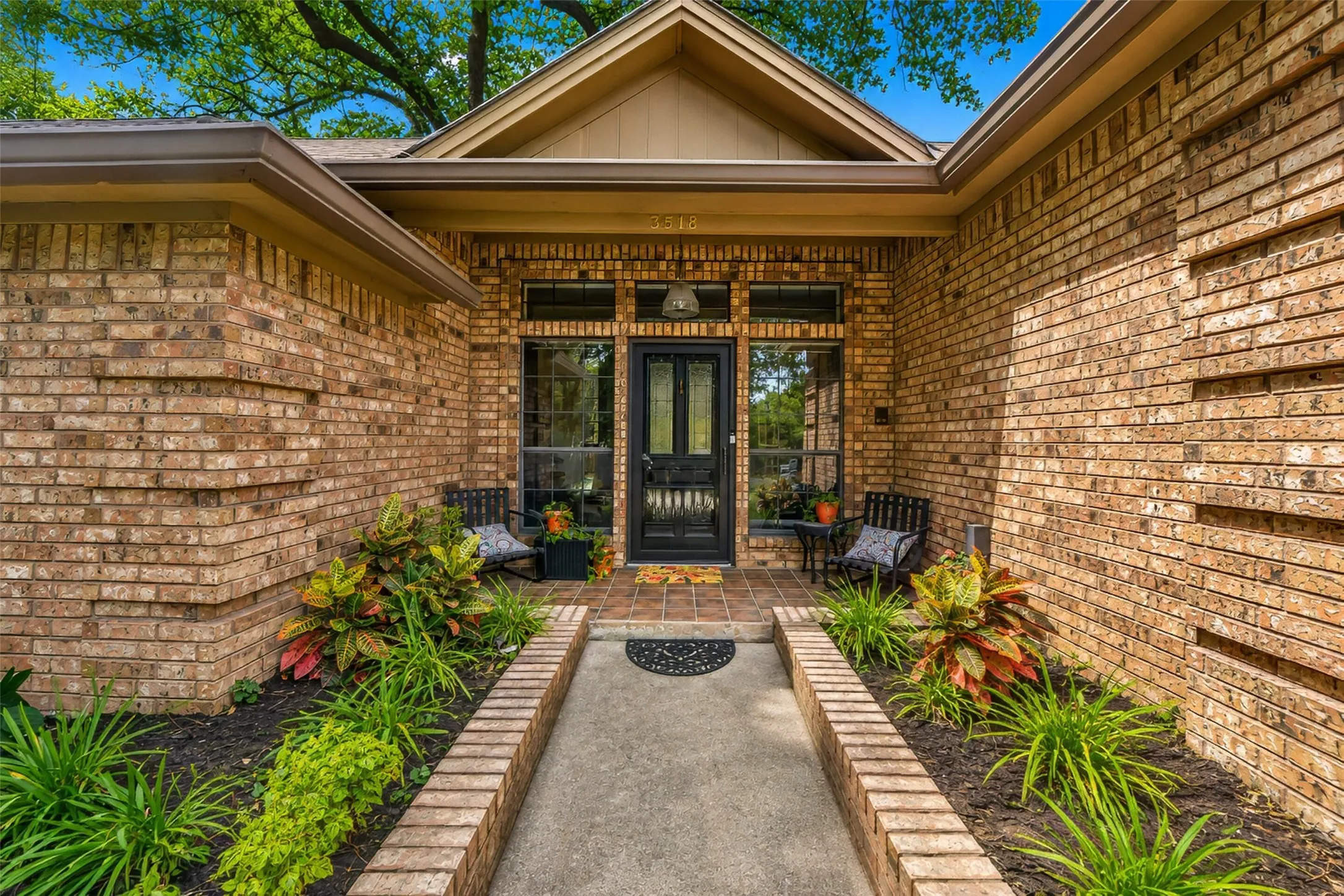 Single Family Residence For Sale in Tarrant County , 3518 Edgehill Street, Grapevine, Texas 76051, 4 Bedroom, 2 Bathroom, 2 Garage spaces, 2,533 Sqft, built in 1984, mls#21364247, Real Estate Agent in Grapevine, Homes For Sale in Tarrant county, Homes For Sale in Grapevine, Realtor in Grapevine Texas, Real Estate Brokerage Independent Realty Texas, Luminita Cordes Realtor