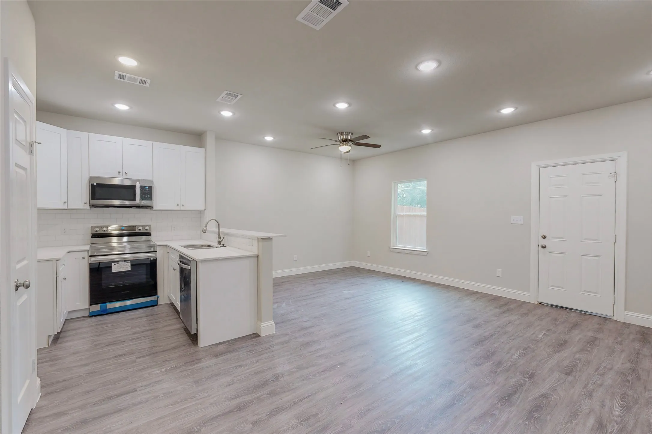 Duplex For Rent in Grayson County , 618 W Sears Street, Denison, Texas 75020, 3 Bedroom, 3 Bathroom, 1 Garage spaces, 1,422 Sqft, built in 2023, mls#21367310, Real Estate Agent in Denison, Homes For Rent in Grayson county, Homes For Rent in Denison, Realtor in Denison Texas, Real Estate Brokerage Independent Realty Texas, Luminita Cordes Realtor