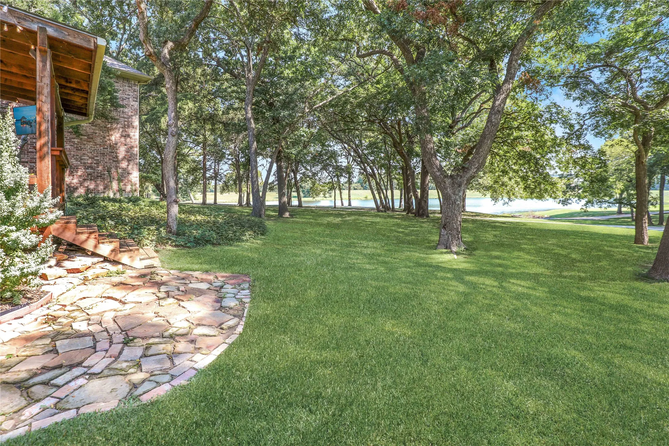 Single Family Residence For Sale in Collin County , 1814 Lakeshore Court, Mc Kinney, Texas 75072, 4 Bedroom, 4 Bathroom, 2 Garage spaces, 4,155 Sqft, built in 1986, mls#21360381, Real Estate Agent in Mc Kinney, Homes For Sale in Collin county, Homes For Sale in Mc Kinney, Realtor in Mc Kinney Texas, Real Estate Brokerage Independent Realty Texas, Luminita Cordes Realtor