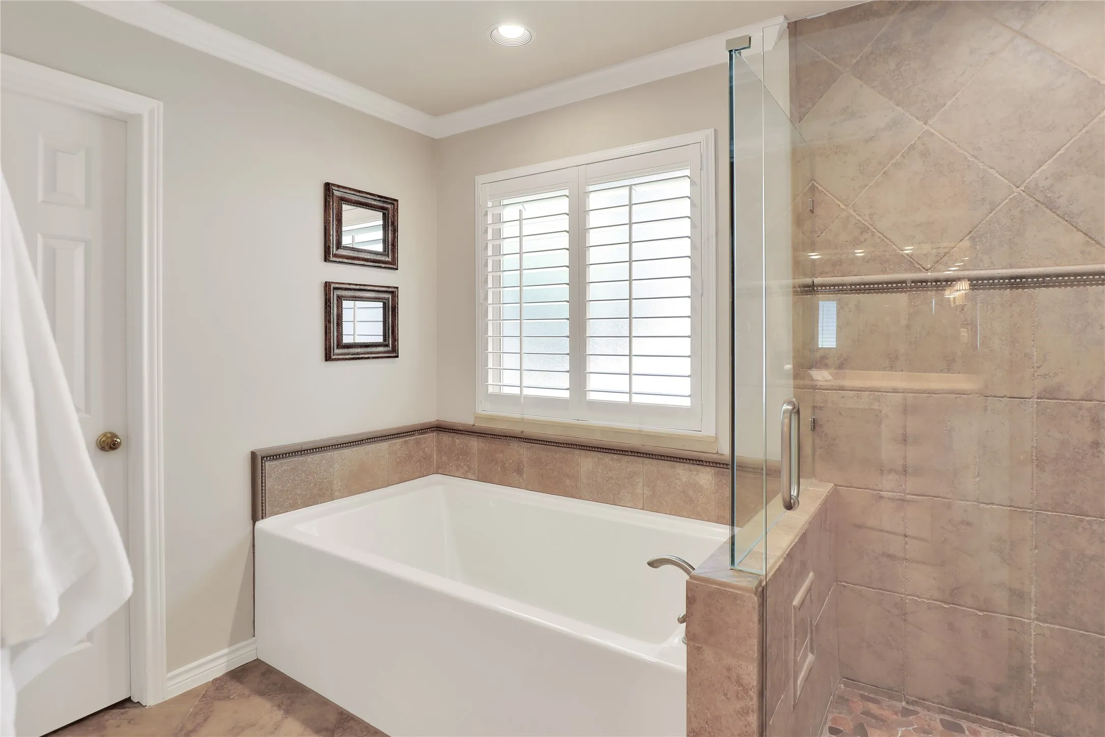 Single Family Residence For Sale in Collin County , 1814 Lakeshore Court, Mc Kinney, Texas 75072, 4 Bedroom, 4 Bathroom, 2 Garage spaces, 4,155 Sqft, built in 1986, mls#21360381, Real Estate Agent in Mc Kinney, Homes For Sale in Collin county, Homes For Sale in Mc Kinney, Realtor in Mc Kinney Texas, Real Estate Brokerage Independent Realty Texas, Luminita Cordes Realtor