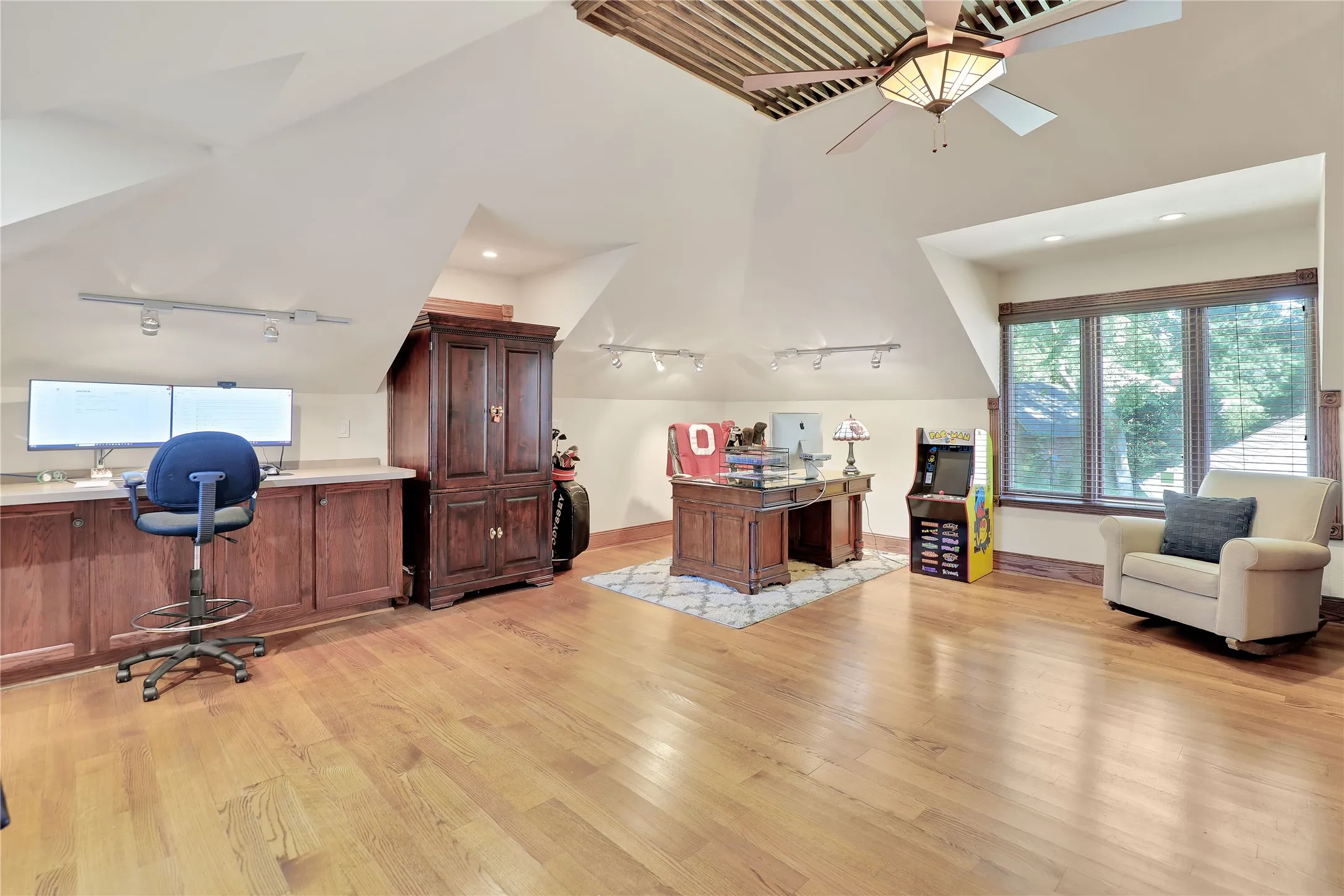 Single Family Residence For Sale in Collin County , 1814 Lakeshore Court, Mc Kinney, Texas 75072, 4 Bedroom, 4 Bathroom, 2 Garage spaces, 4,155 Sqft, built in 1986, mls#21360381, Real Estate Agent in Mc Kinney, Homes For Sale in Collin county, Homes For Sale in Mc Kinney, Realtor in Mc Kinney Texas, Real Estate Brokerage Independent Realty Texas, Luminita Cordes Realtor
