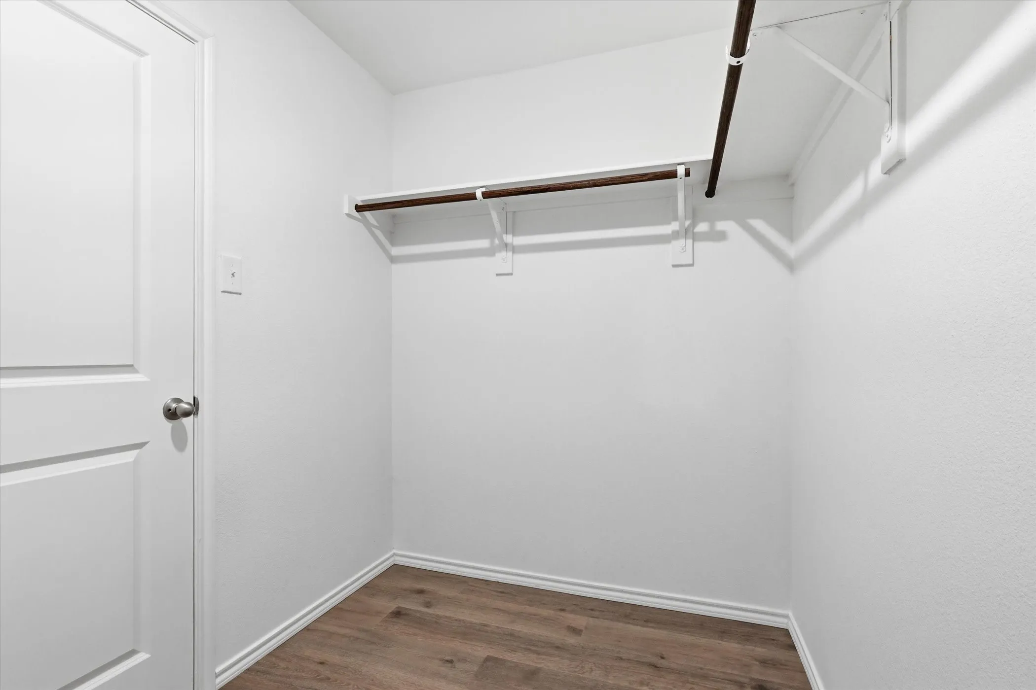 Integrated shelving with hanging rods