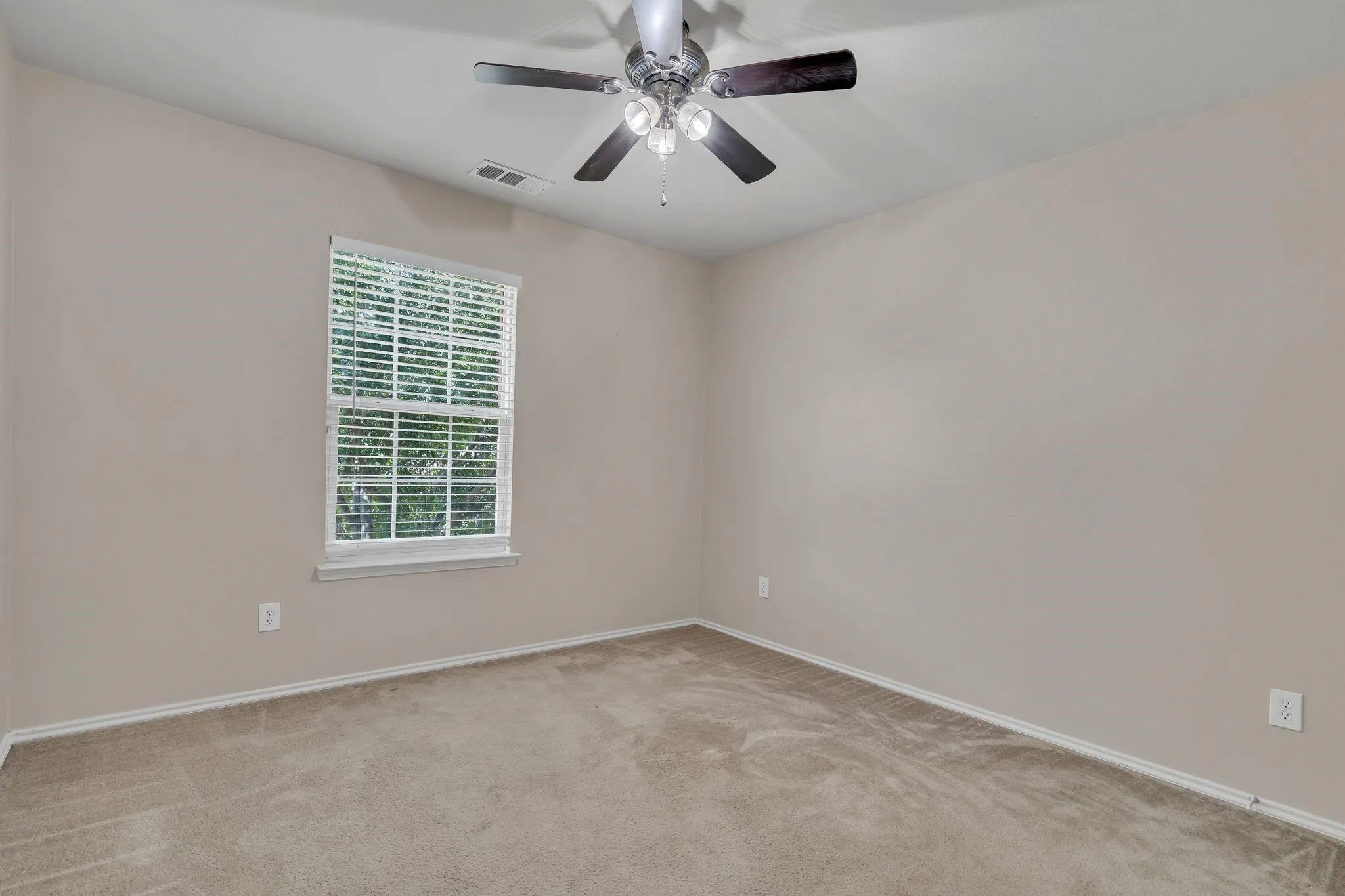 Single Family Residence For Sale in Collin County , 12441 Peak Circle, Frisco, Texas 75035, 4 Bedroom, 3 Bathroom, 2 Garage spaces, 2,434 Sqft, built in 2005, mls#21367232, Real Estate Agent in Frisco, Homes For Sale in Collin county, Homes For Sale in Frisco, Realtor in Frisco Texas, Real Estate Brokerage Independent Realty Texas, Luminita Cordes Realtor