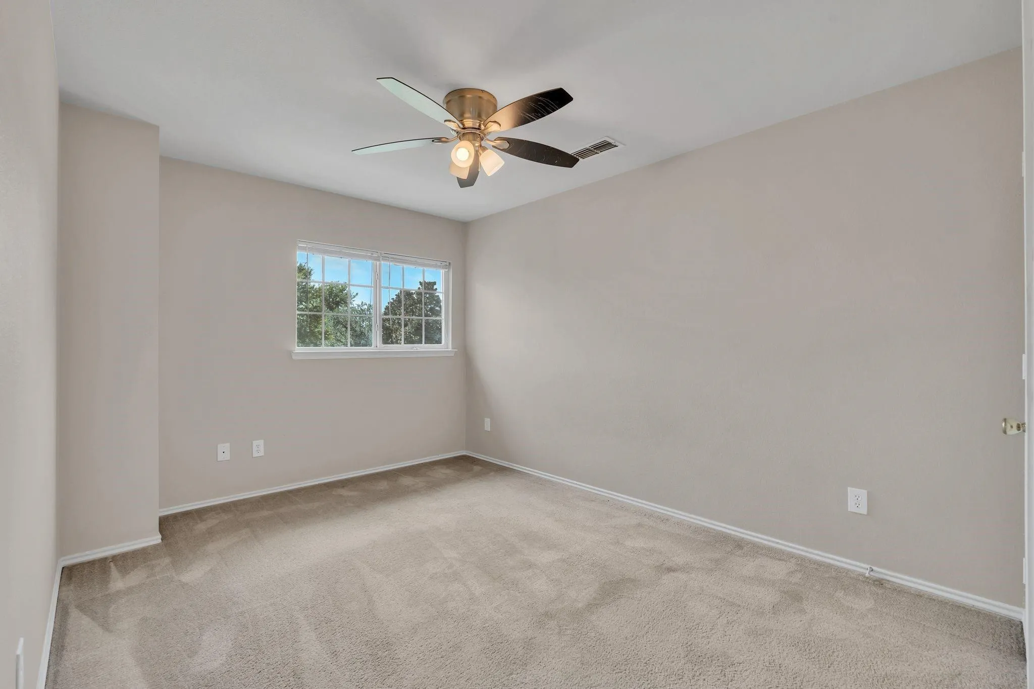 Single Family Residence For Sale in Collin County , 12441 Peak Circle, Frisco, Texas 75035, 4 Bedroom, 3 Bathroom, 2 Garage spaces, 2,434 Sqft, built in 2005, mls#21367232, Real Estate Agent in Frisco, Homes For Sale in Collin county, Homes For Sale in Frisco, Realtor in Frisco Texas, Real Estate Brokerage Independent Realty Texas, Luminita Cordes Realtor