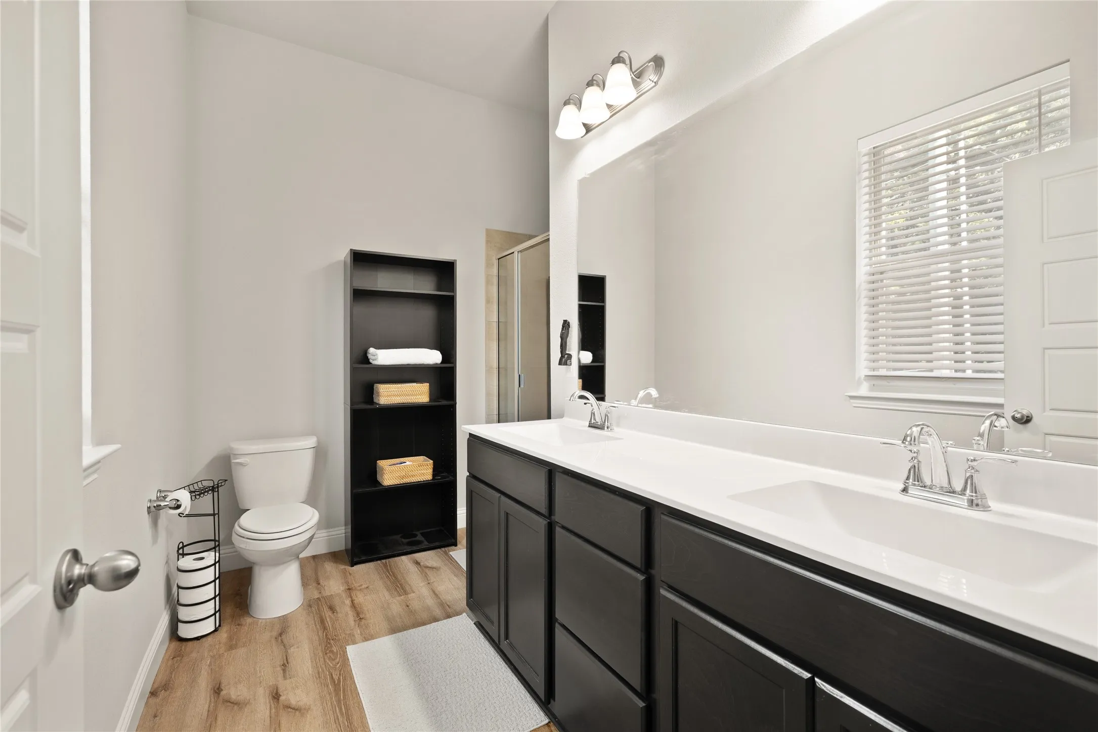 Townhouse For Rent in Tarrant County , 1920 Bel Air Drive, Arlington, Texas 76010, 2 Bedroom, 3 Bathroom, 2 Garage spaces, 1,514 Sqft, built in 2020, mls#21365682, Real Estate Agent in Arlington, Homes For Rent in Tarrant county, Homes For Rent in Arlington, Realtor in Arlington Texas, Real Estate Brokerage Independent Realty Texas, Luminita Cordes Realtor