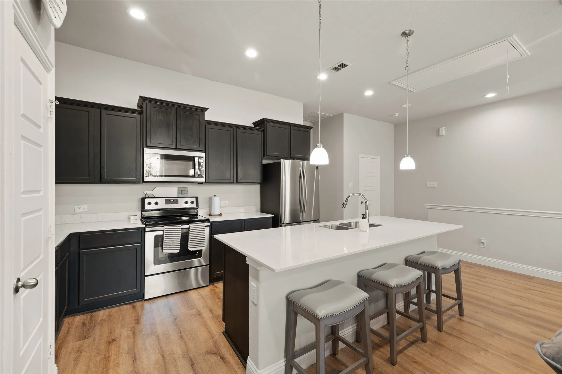 Townhouse For Rent in Tarrant County , 1920 Bel Air Drive, Arlington, Texas 76010, 2 Bedroom, 3 Bathroom, 2 Garage spaces, 1,514 Sqft, built in 2020, mls#21365682, Real Estate Agent in Arlington, Homes For Rent in Tarrant county, Homes For Rent in Arlington, Realtor in Arlington Texas, Real Estate Brokerage Independent Realty Texas, Luminita Cordes Realtor