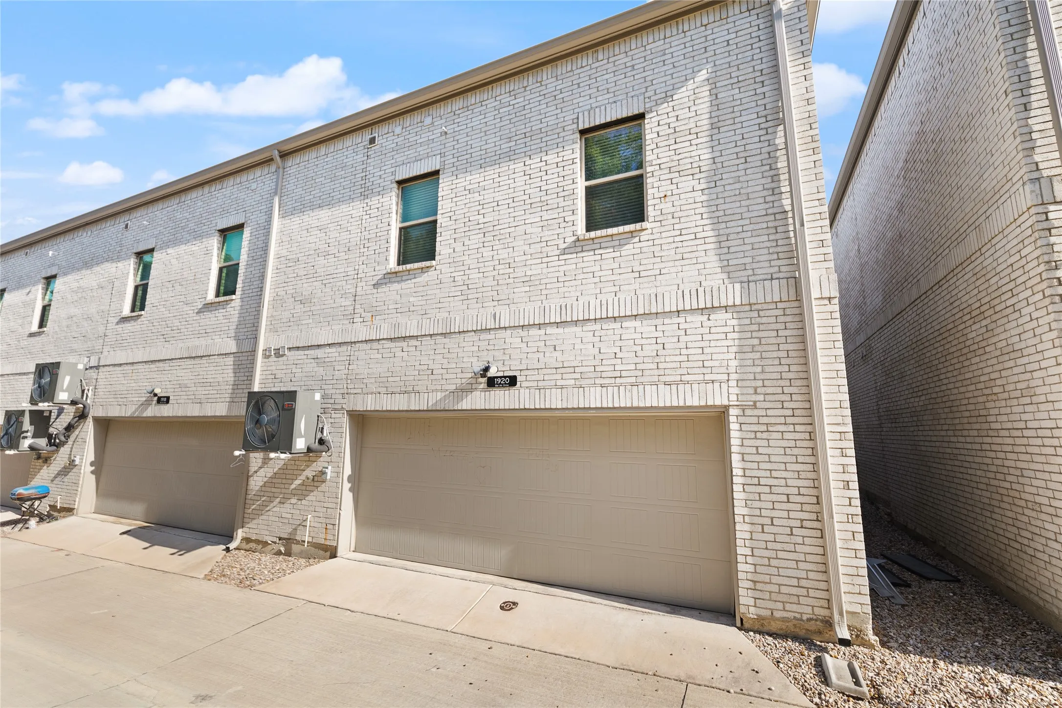 Townhouse For Rent in Tarrant County , 1920 Bel Air Drive, Arlington, Texas 76010, 2 Bedroom, 3 Bathroom, 2 Garage spaces, 1,514 Sqft, built in 2020, mls#21365682, Real Estate Agent in Arlington, Homes For Rent in Tarrant county, Homes For Rent in Arlington, Realtor in Arlington Texas, Real Estate Brokerage Independent Realty Texas, Luminita Cordes Realtor